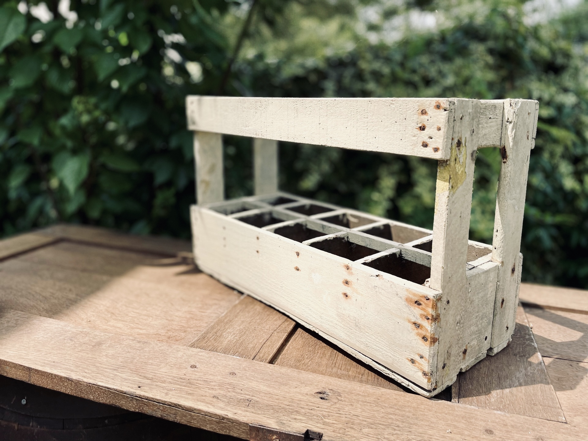 Caisse à bouteilles vintage en bois peint 