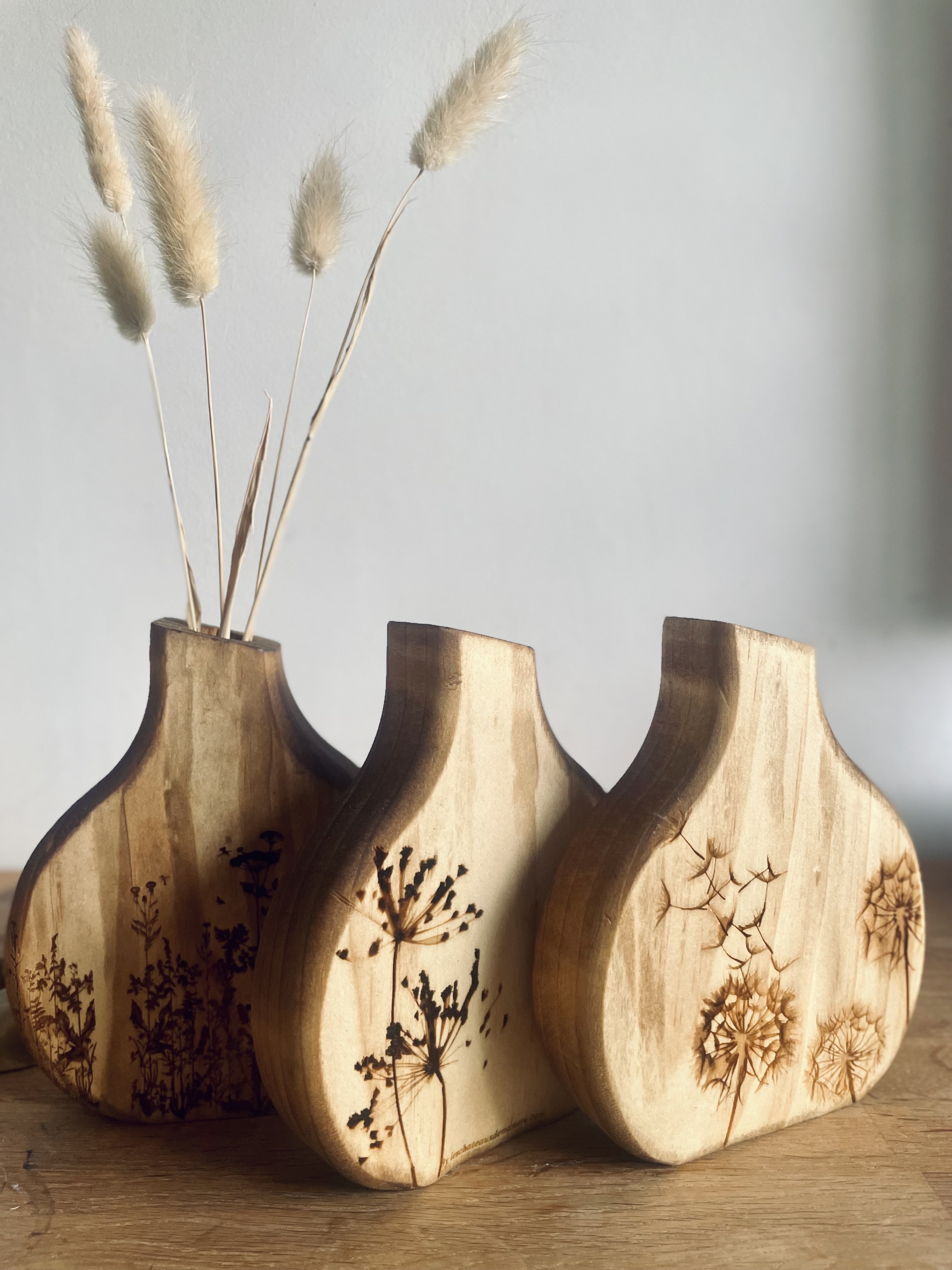 Vase en bois gravé