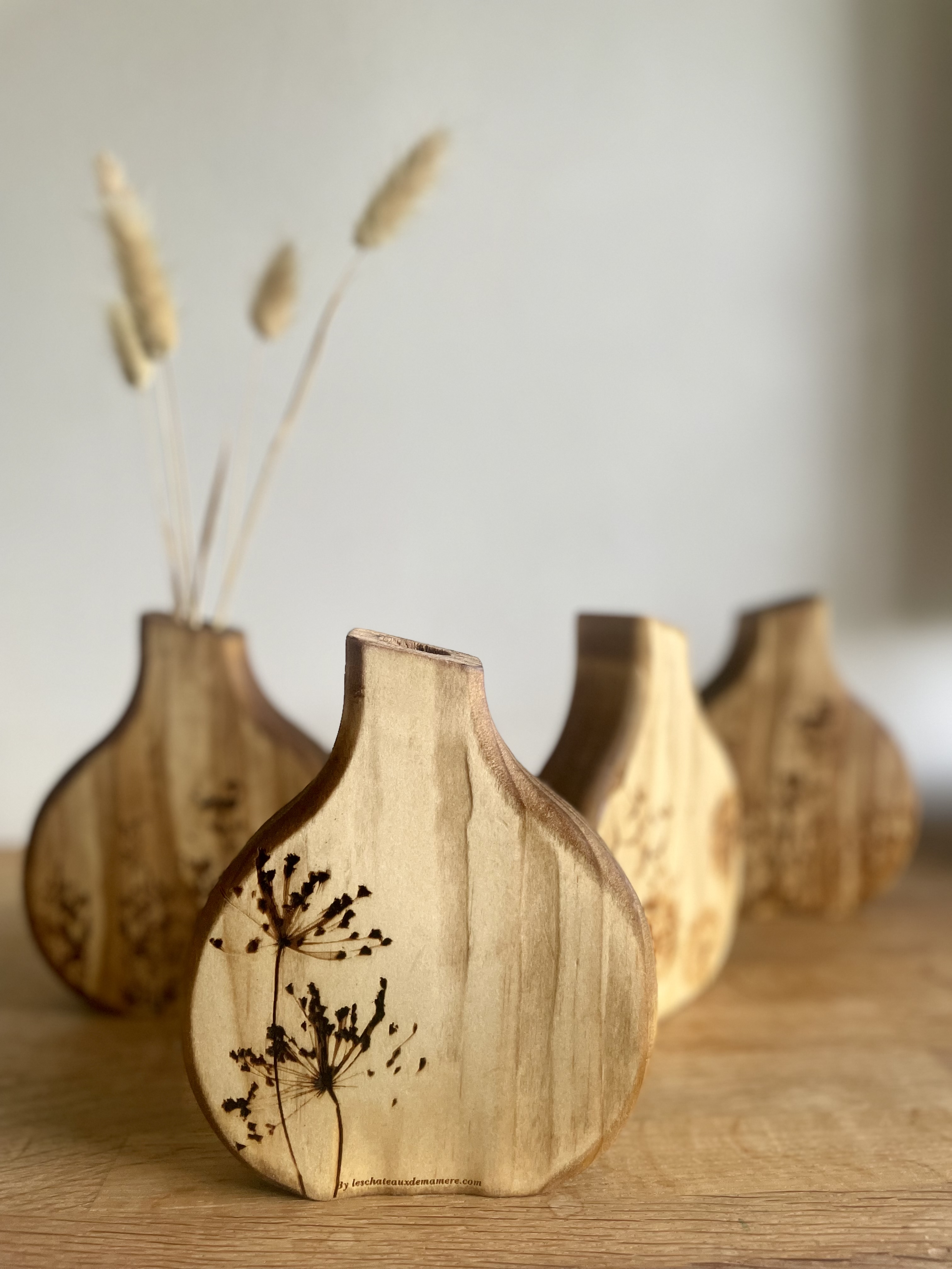 Vase en bois gravé