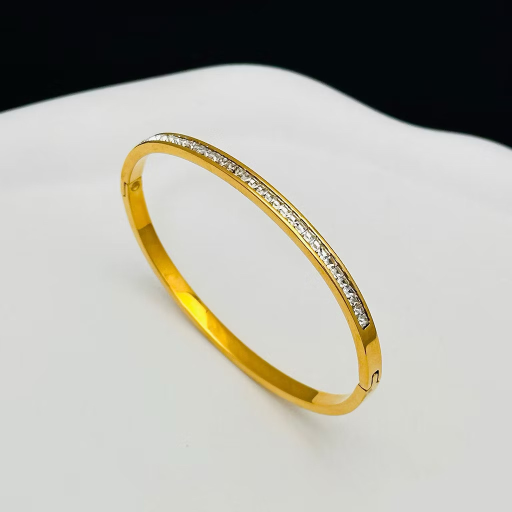 Maeve Gold Bangle (18CM)
