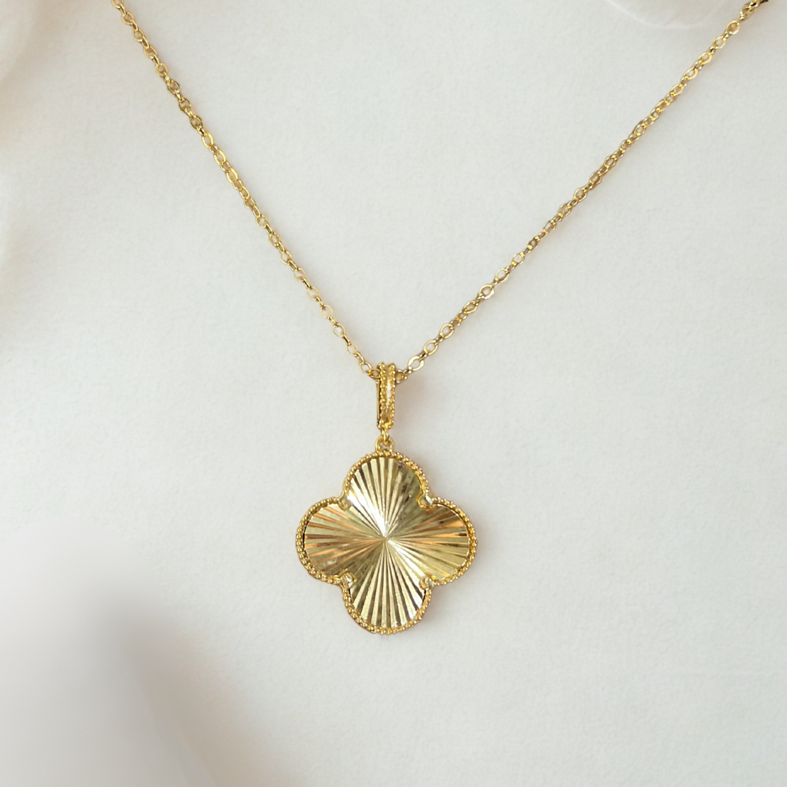 Big Clover Pendant Necklace (27MM)
