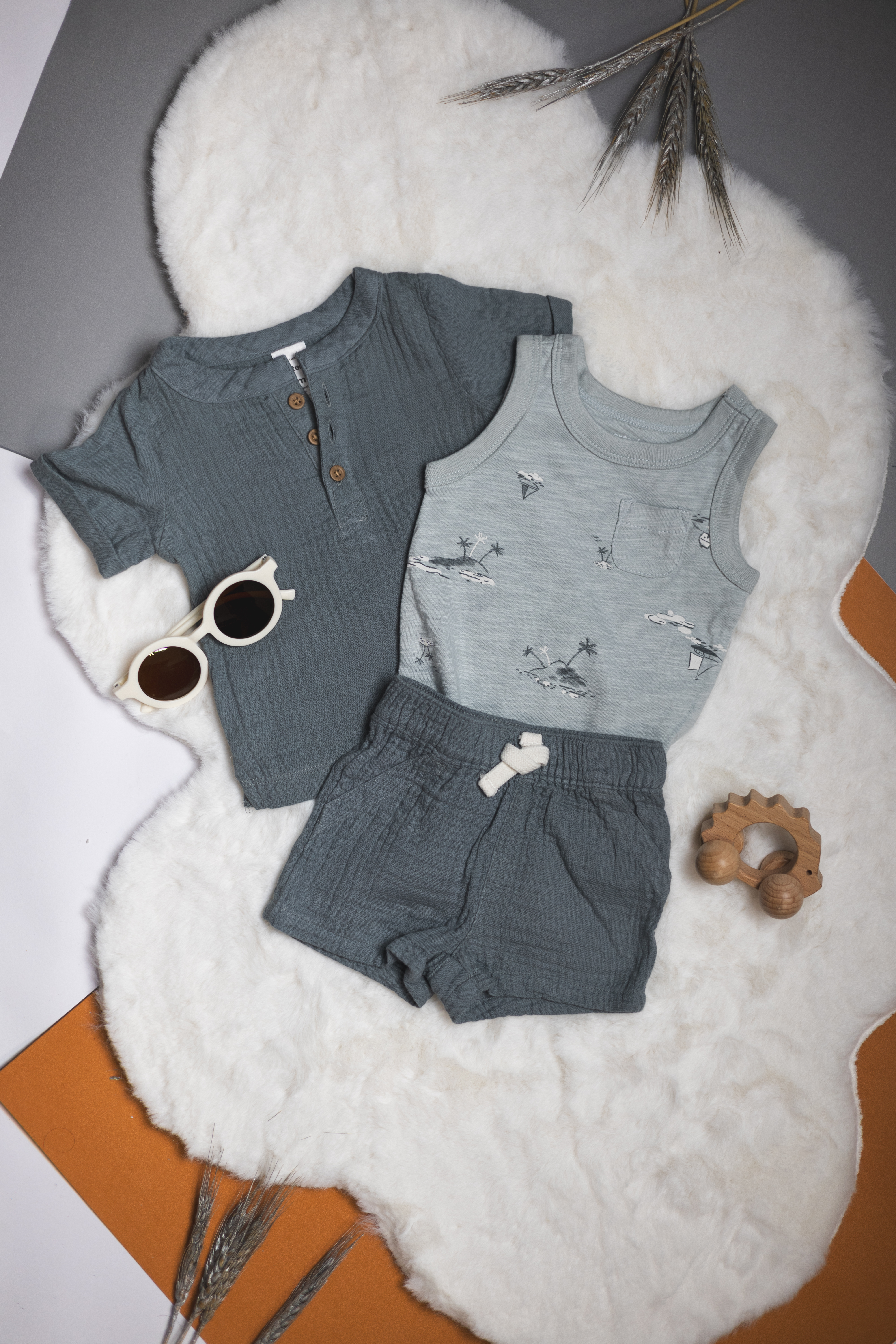 Conjunto de 3 Piezas – Body Estampado, Camiseta y Short Gris