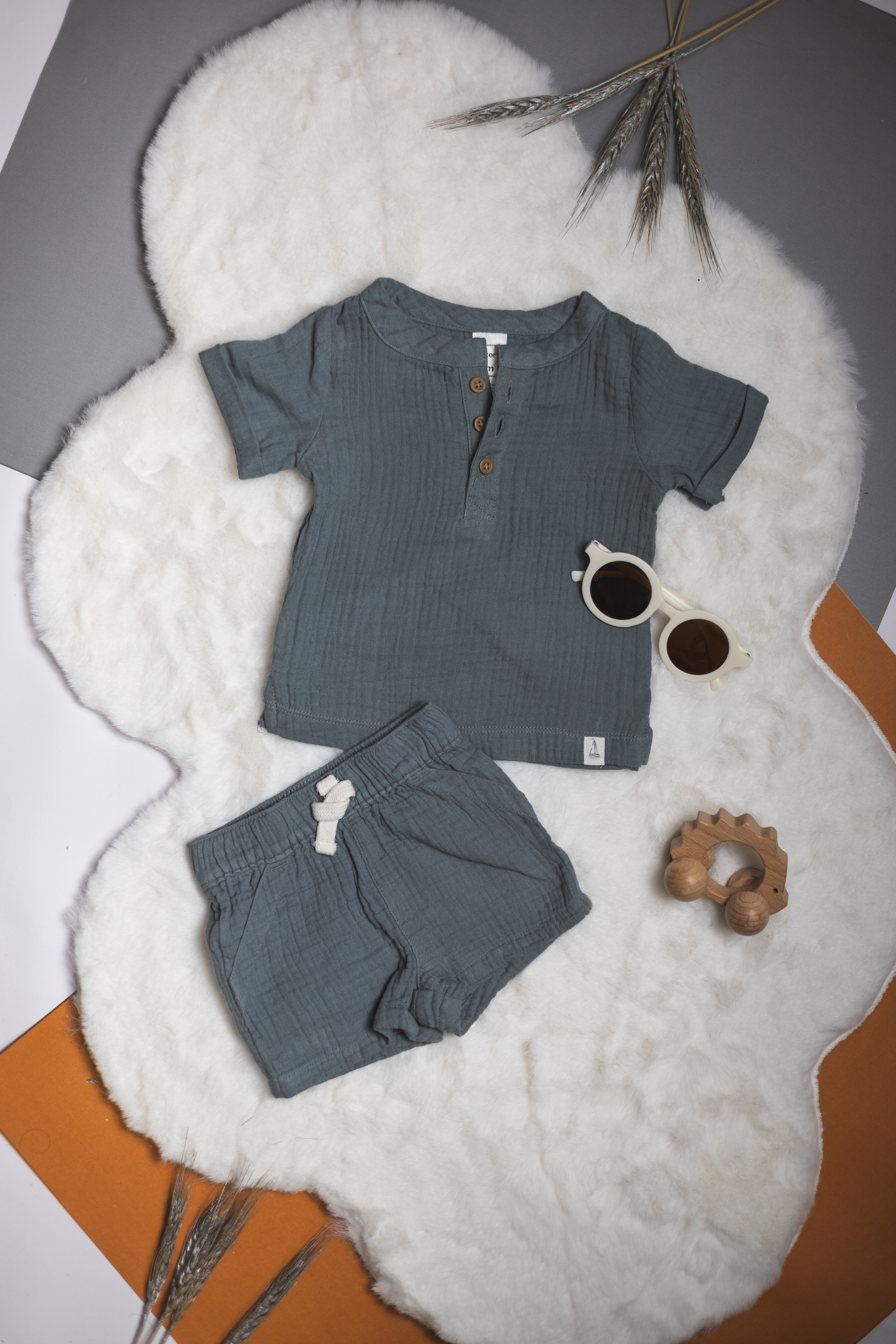 Conjunto de 3 Piezas – Body Estampado, Camiseta y Short Gris