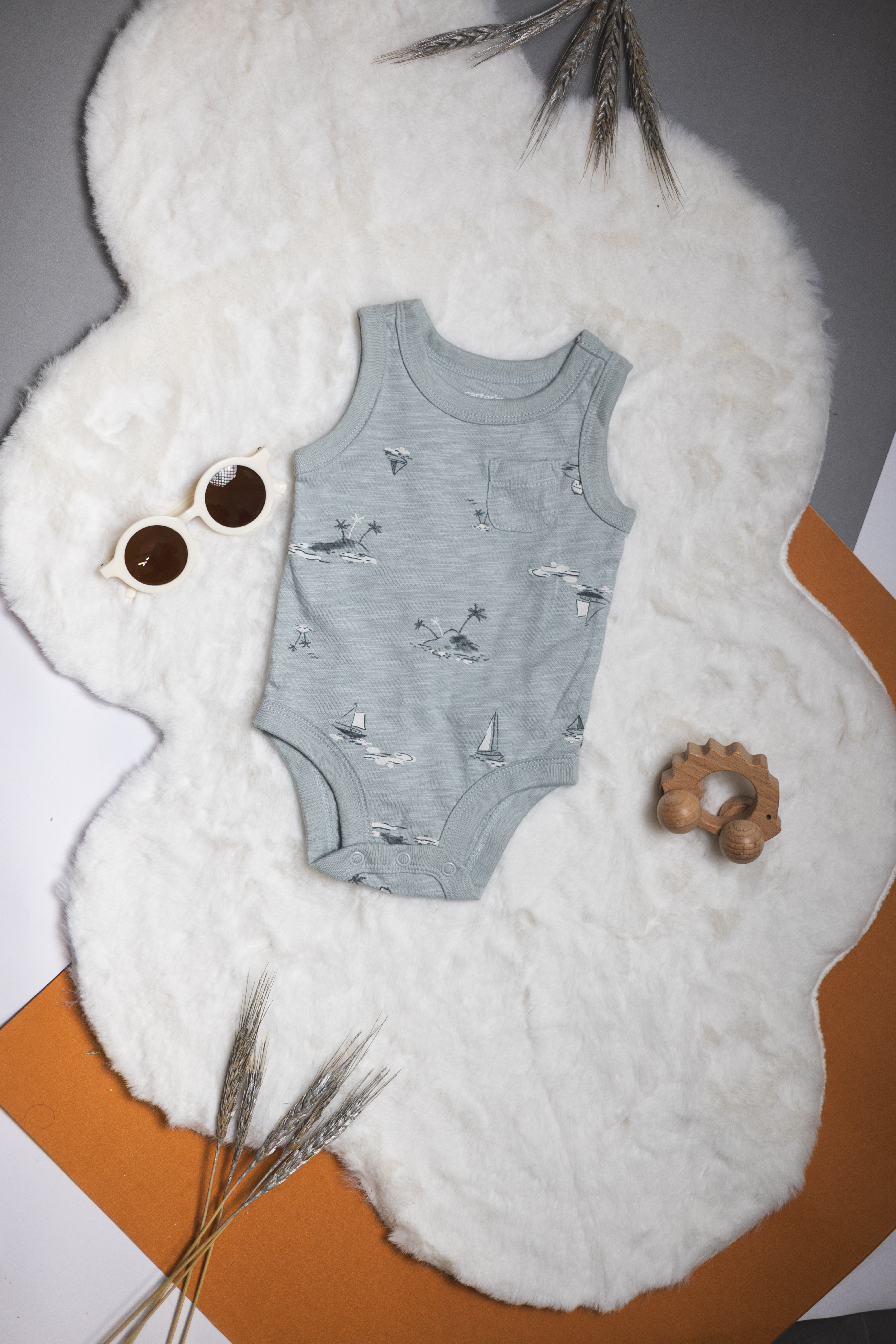 Conjunto de 3 Piezas – Body Estampado, Camiseta y Short Gris