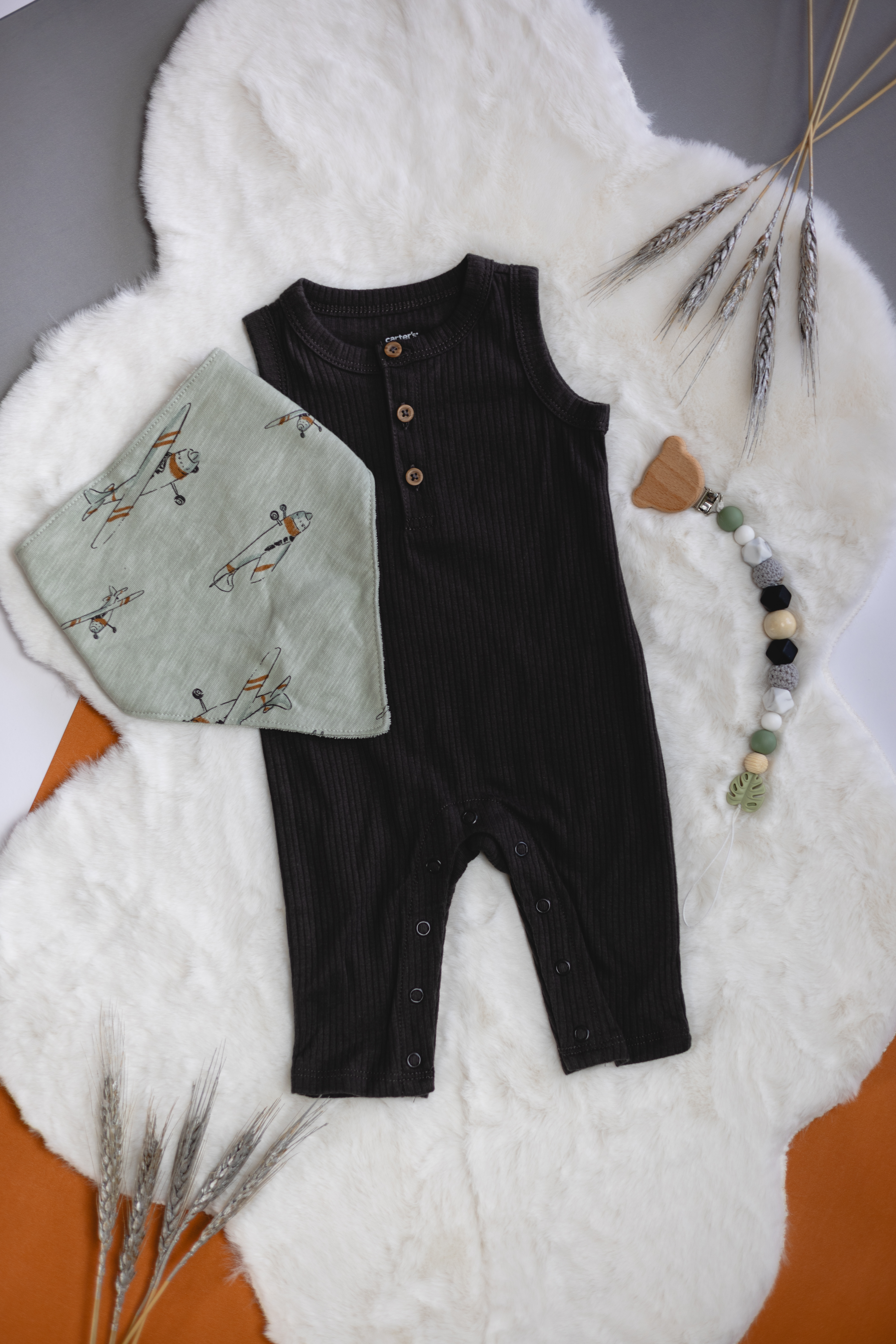 Set de Enterizo sin Mangas y Babero