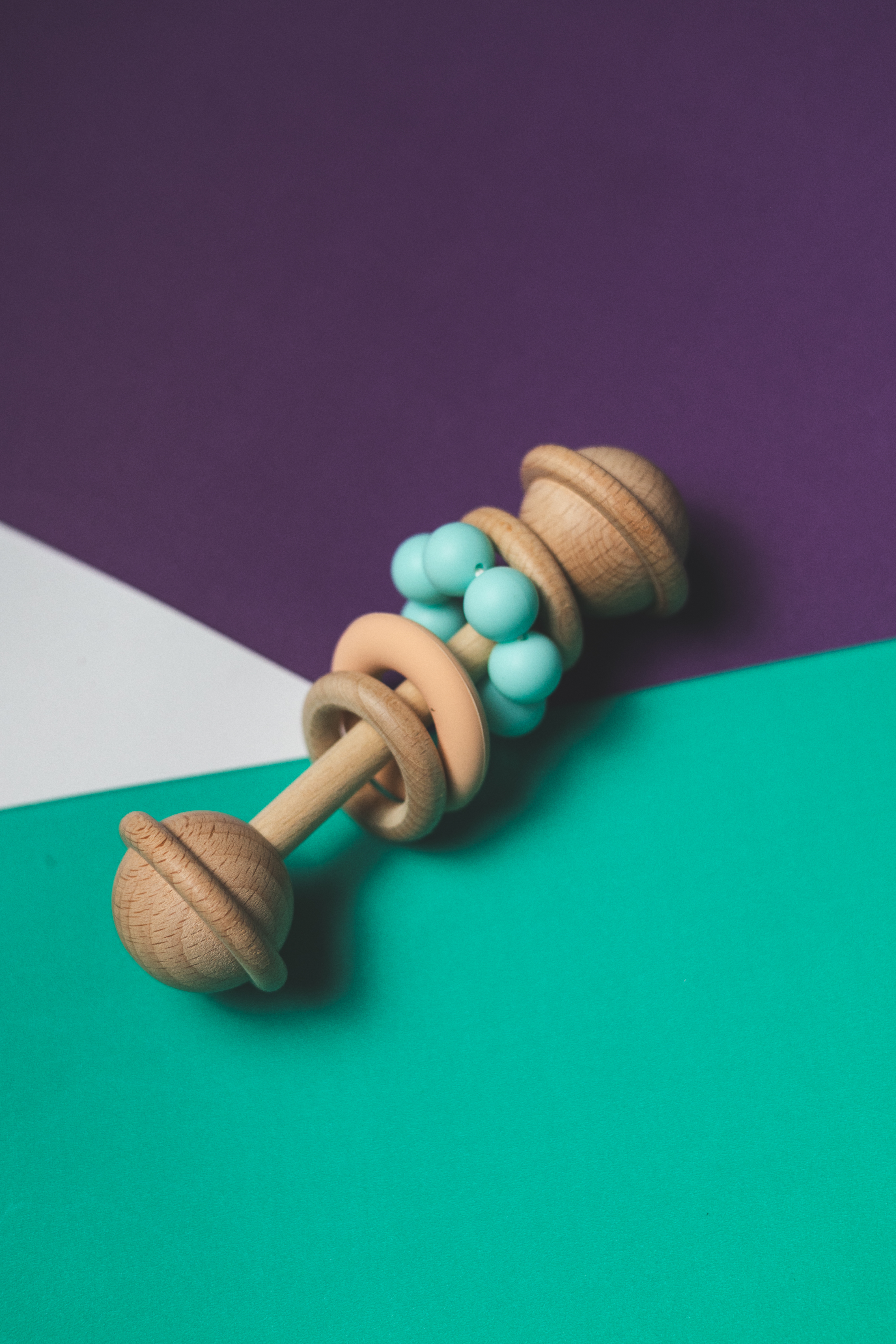 Juguete de Dentición de Madera Natural con Sonajero