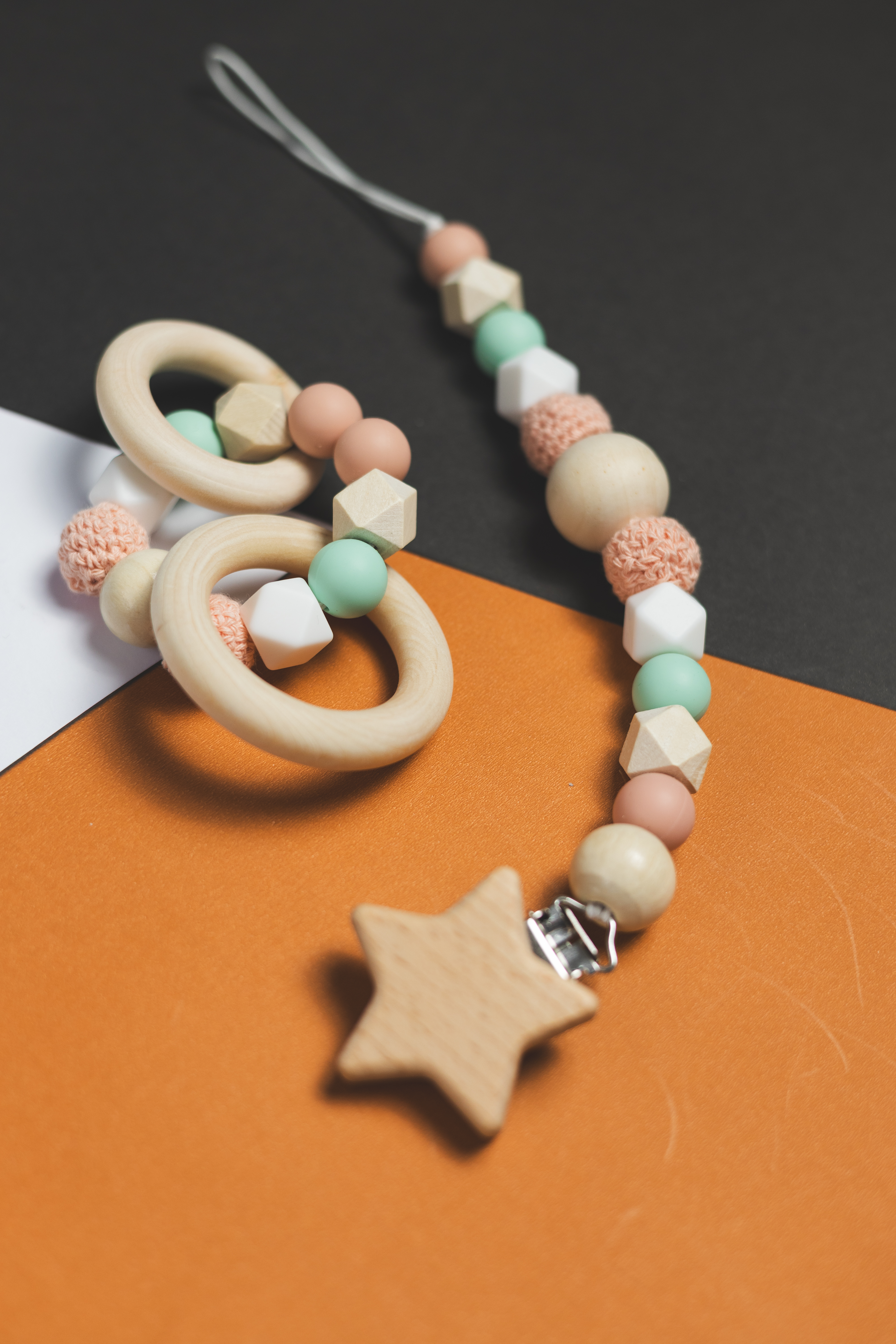 Set Sensorial de Portachupeta y Sonajero