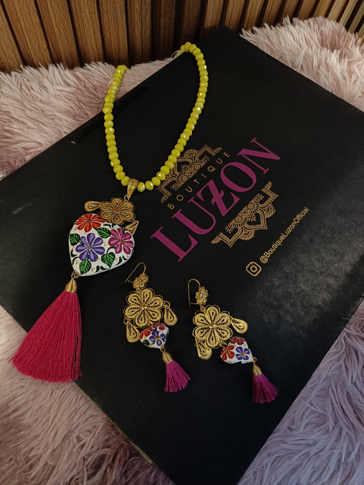 Conjunto de collar y aretes artesanales Filigrana y Copal