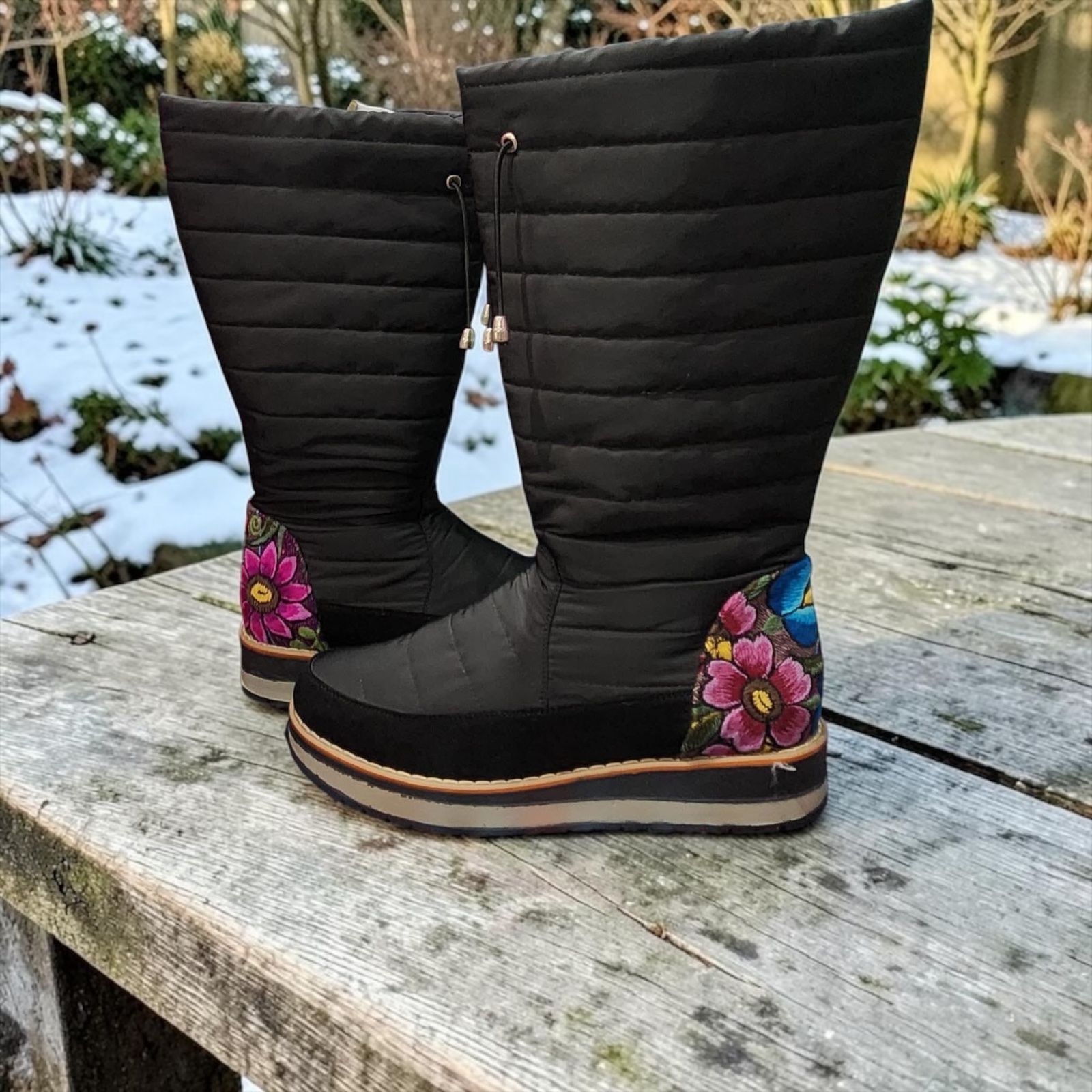 Botas acolchadas con bordado