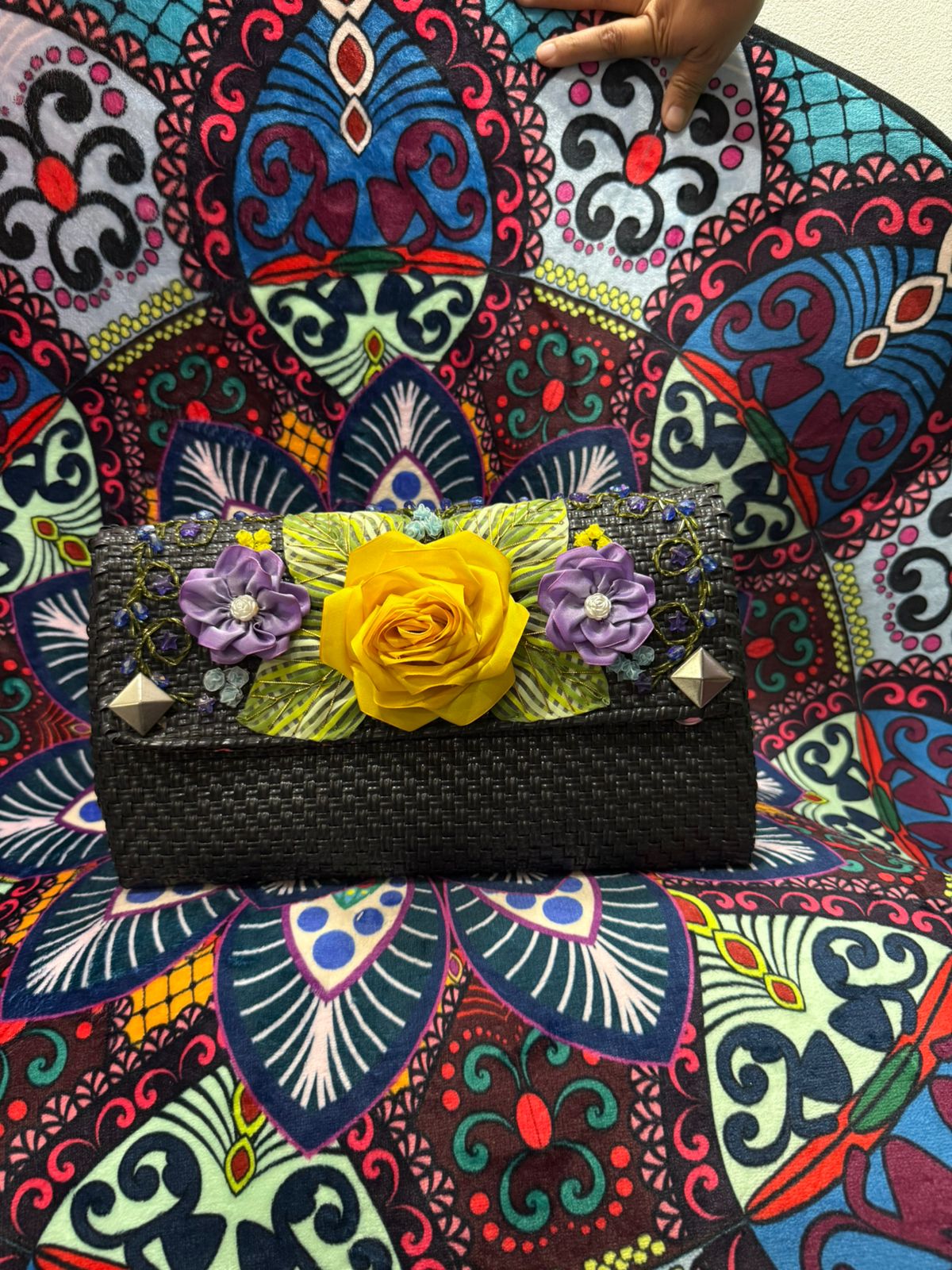 Bolso de mano artesanal con flores