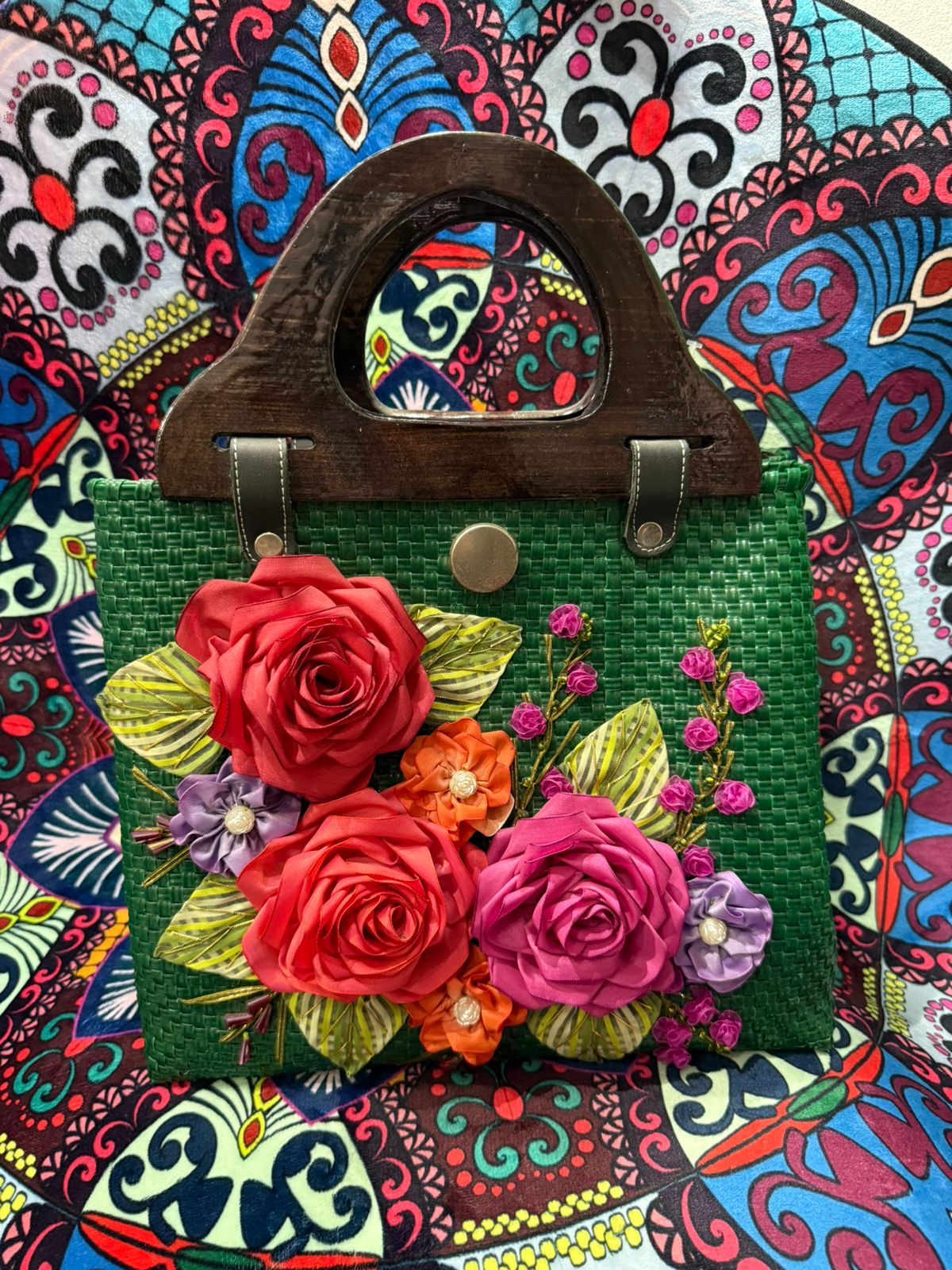 Bolso artesanal con flores