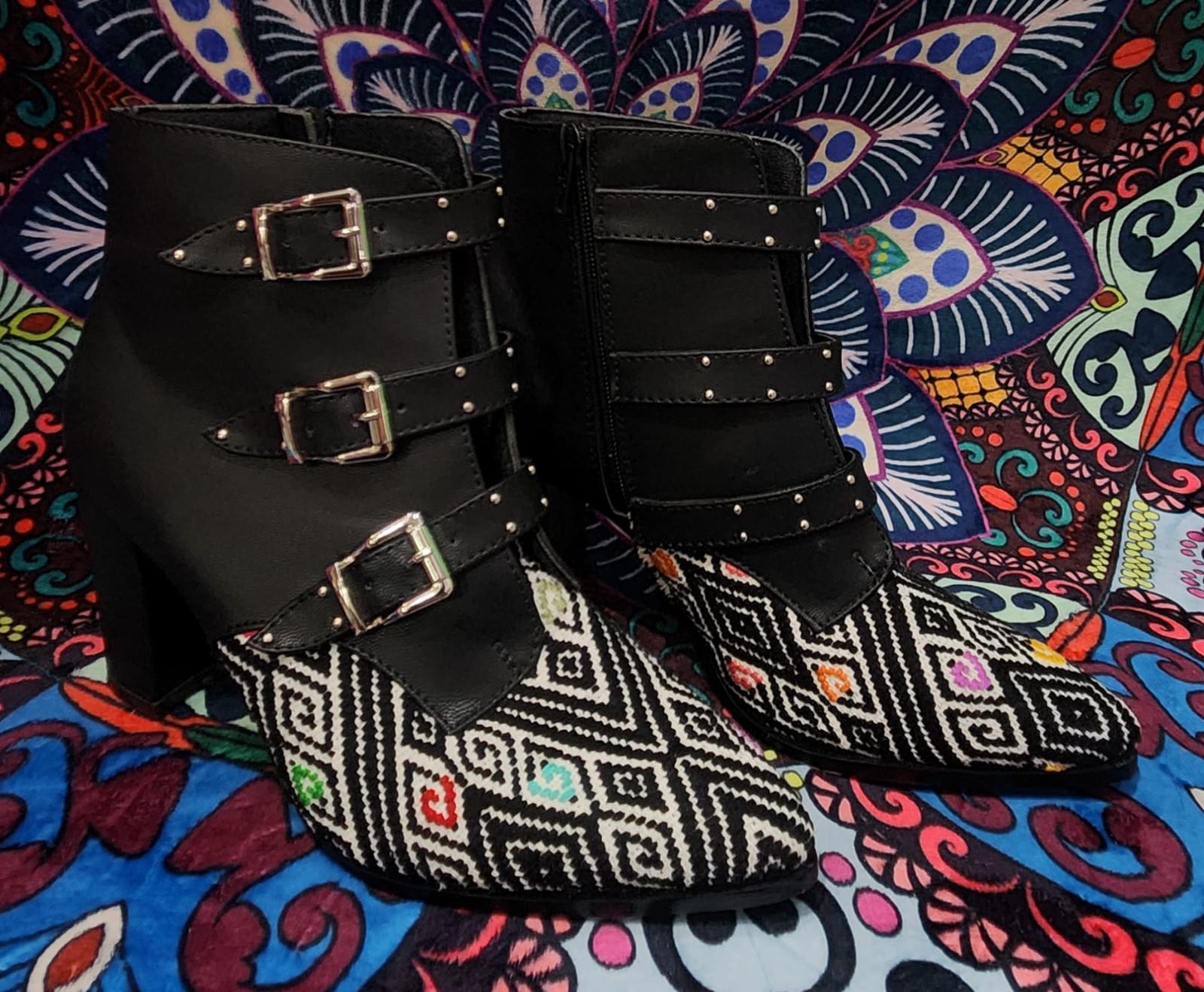 Botines artesanales de mujer Bordado San Antonino Negros