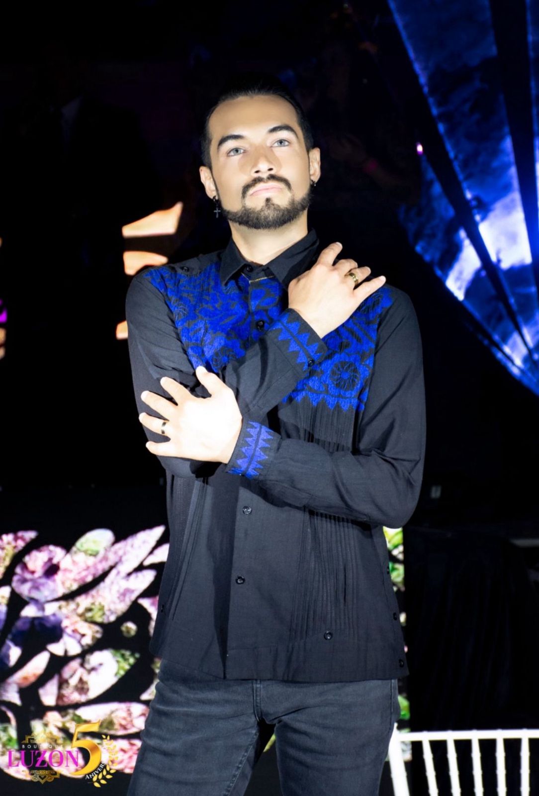 Guayabera negra con bordado Mazateco azul