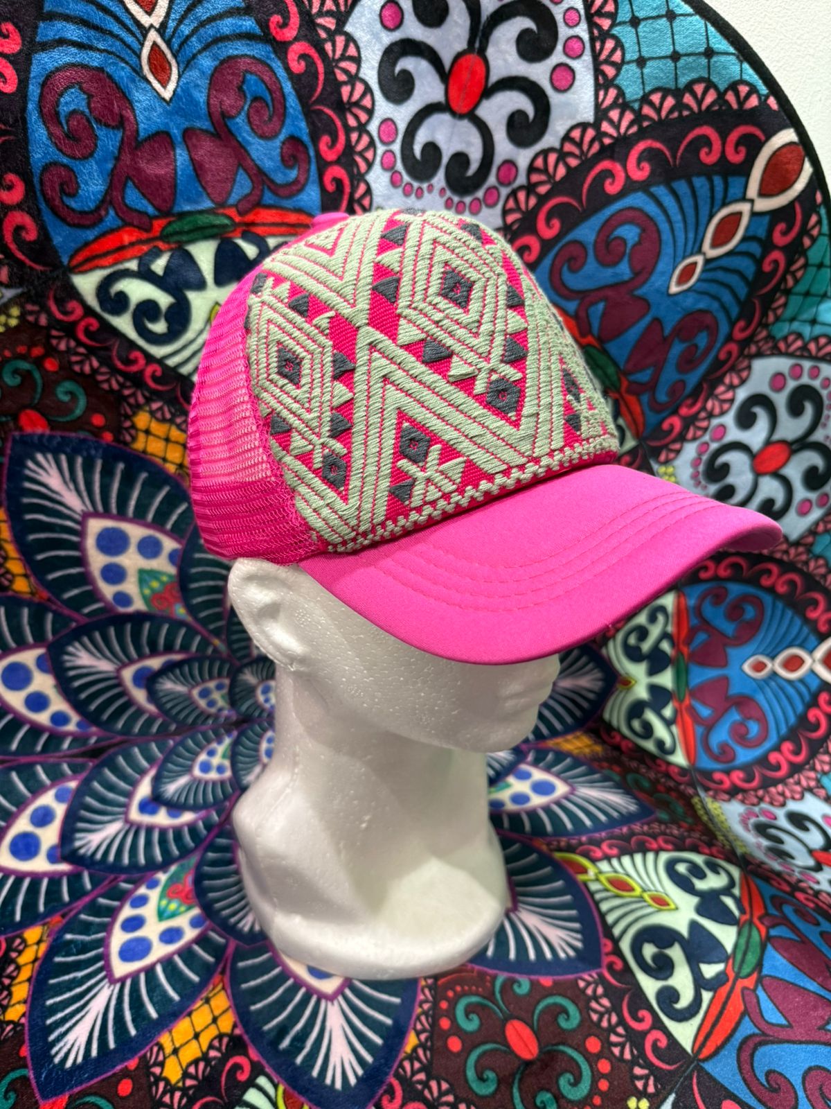 Gorra con bordado artesanal chiapaneco