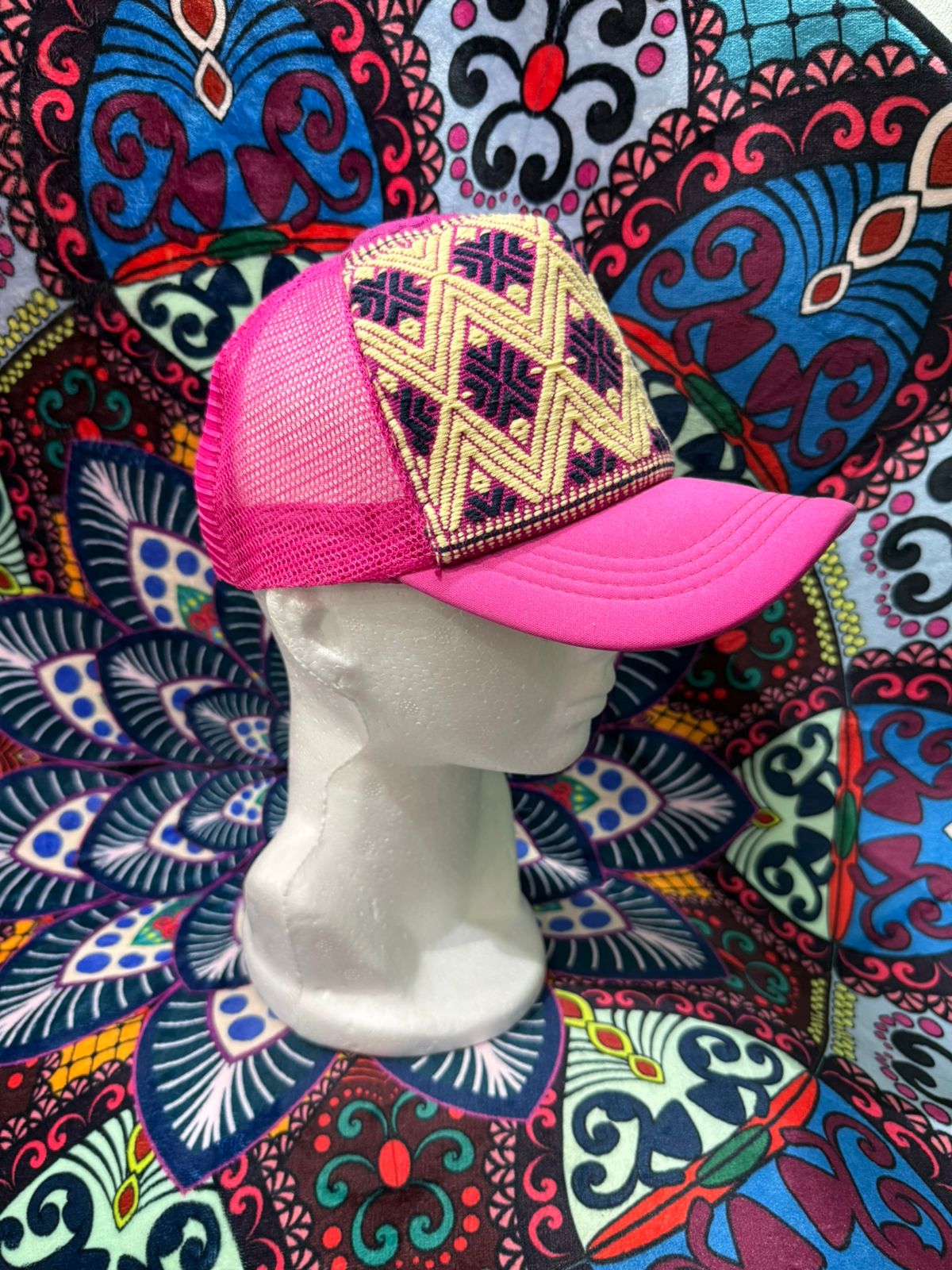 Gorra con bordado artesanal chiapaneco