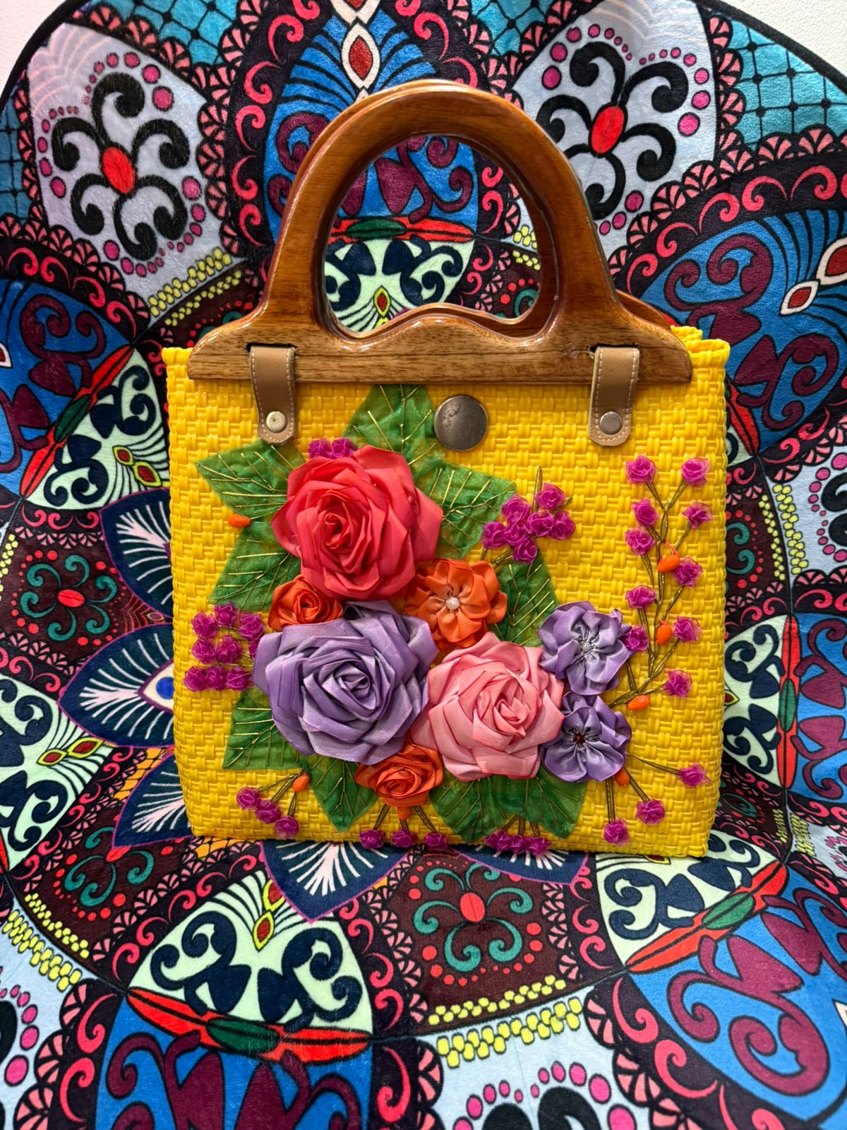 Bolso artesanal con flores