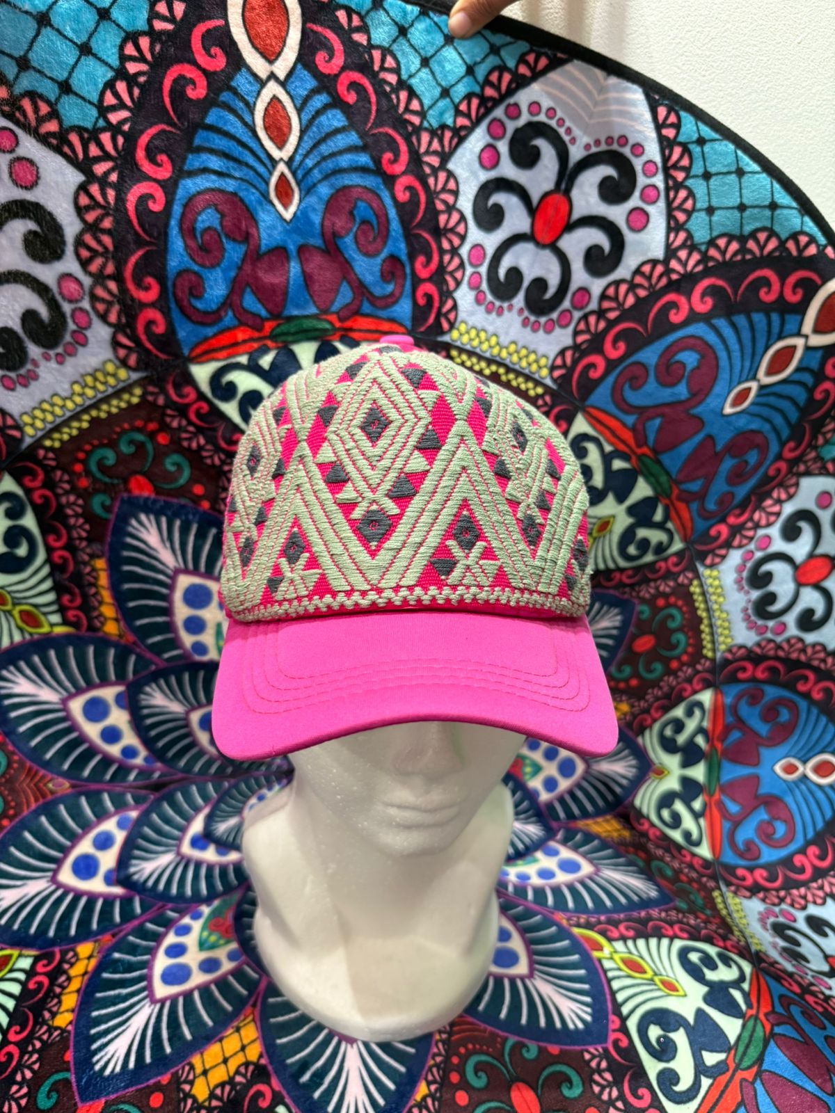 Gorra con bordado artesanal chiapaneco