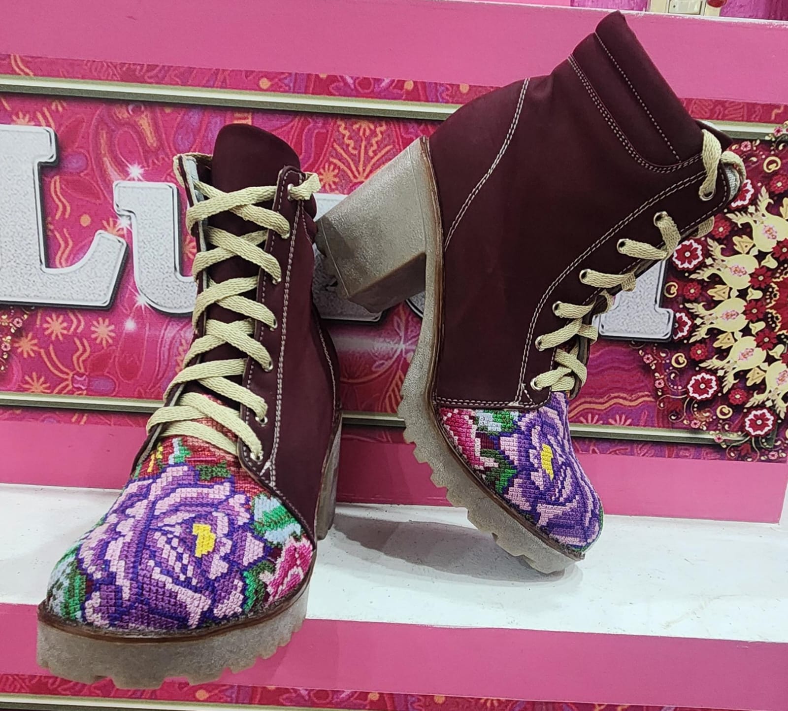Rudi Botines de tacón bordados Vino