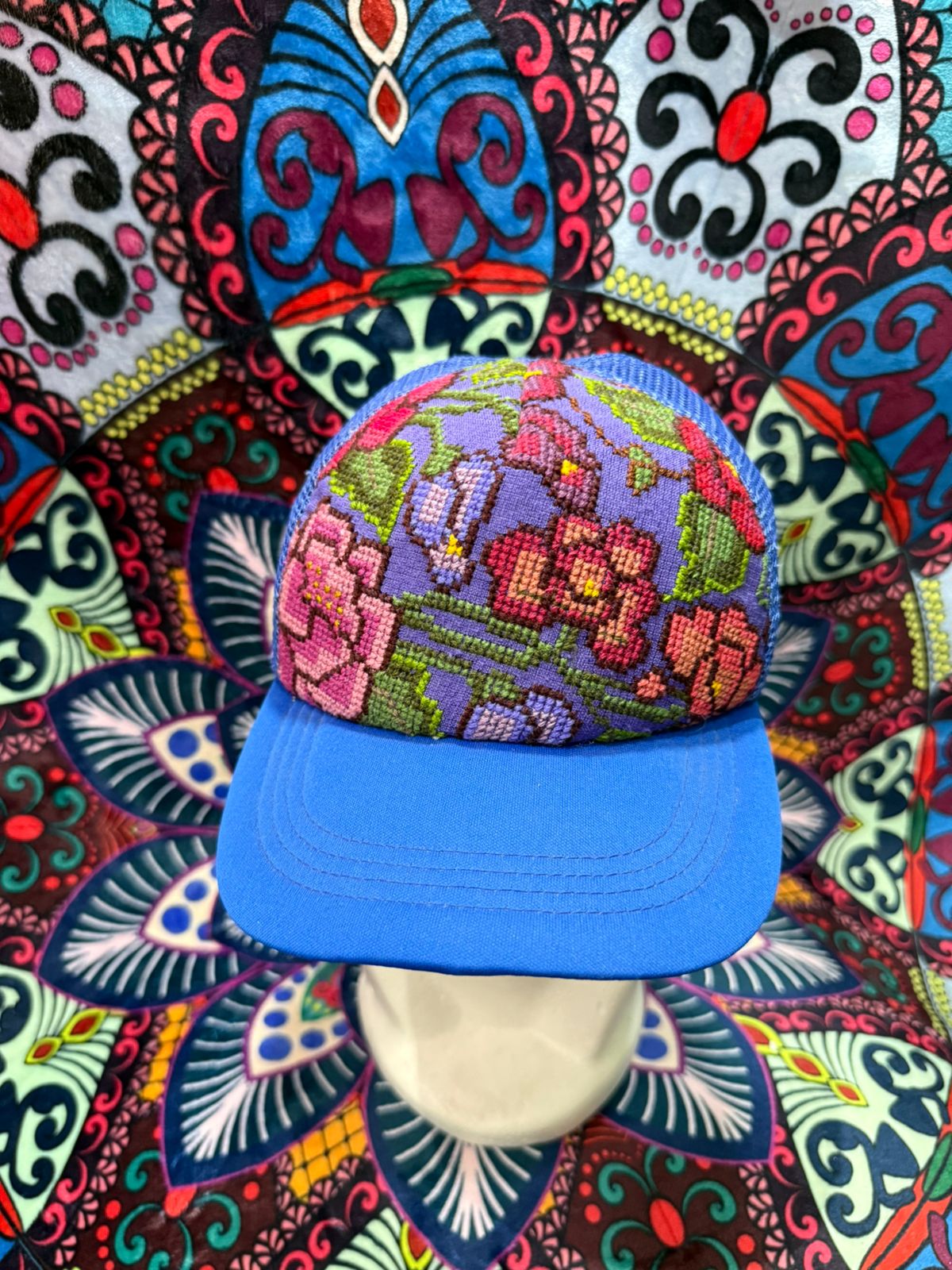 Gorra con bordado artesanal chiapaneco