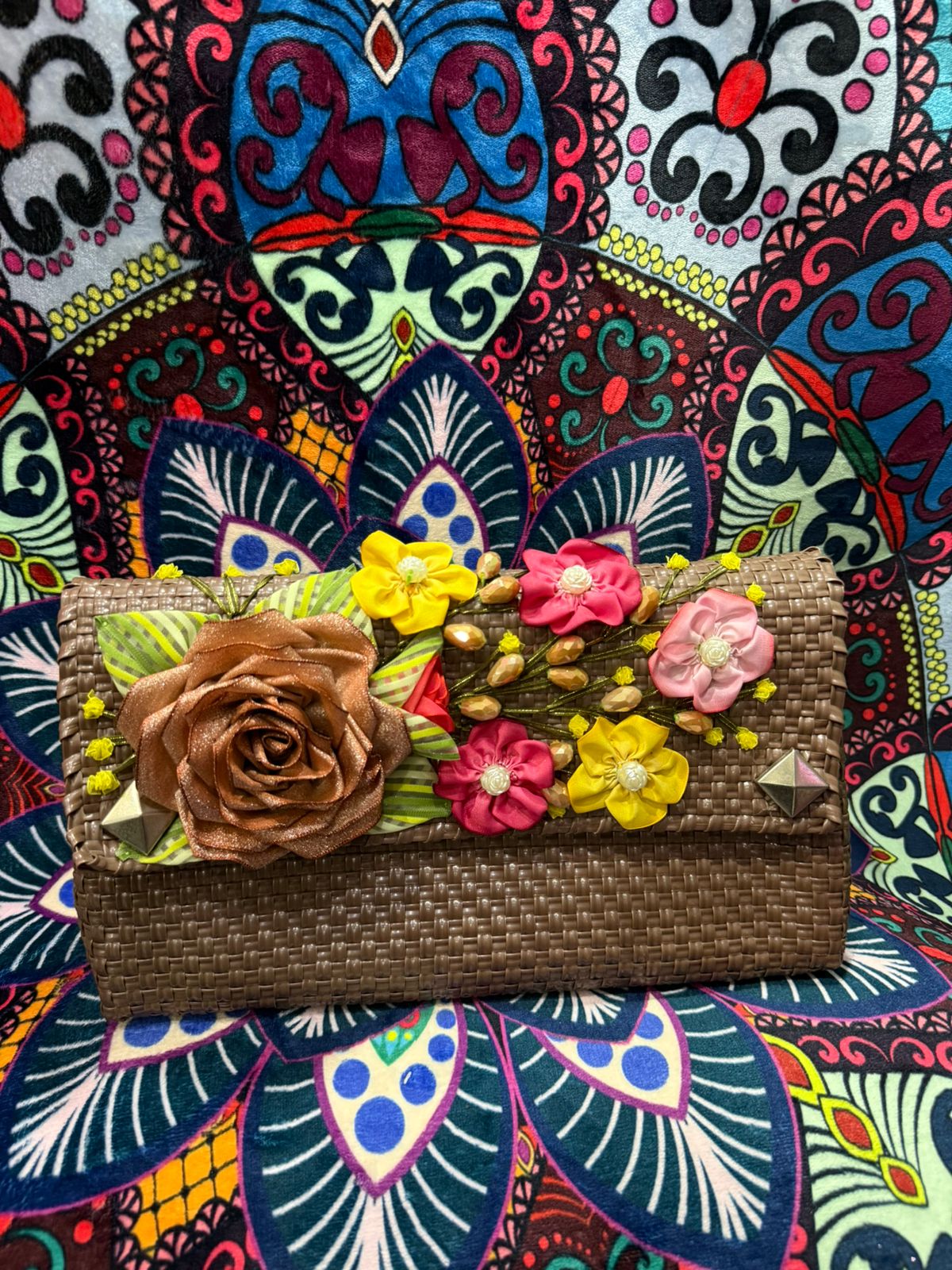 Bolso de mano artesanal con flores