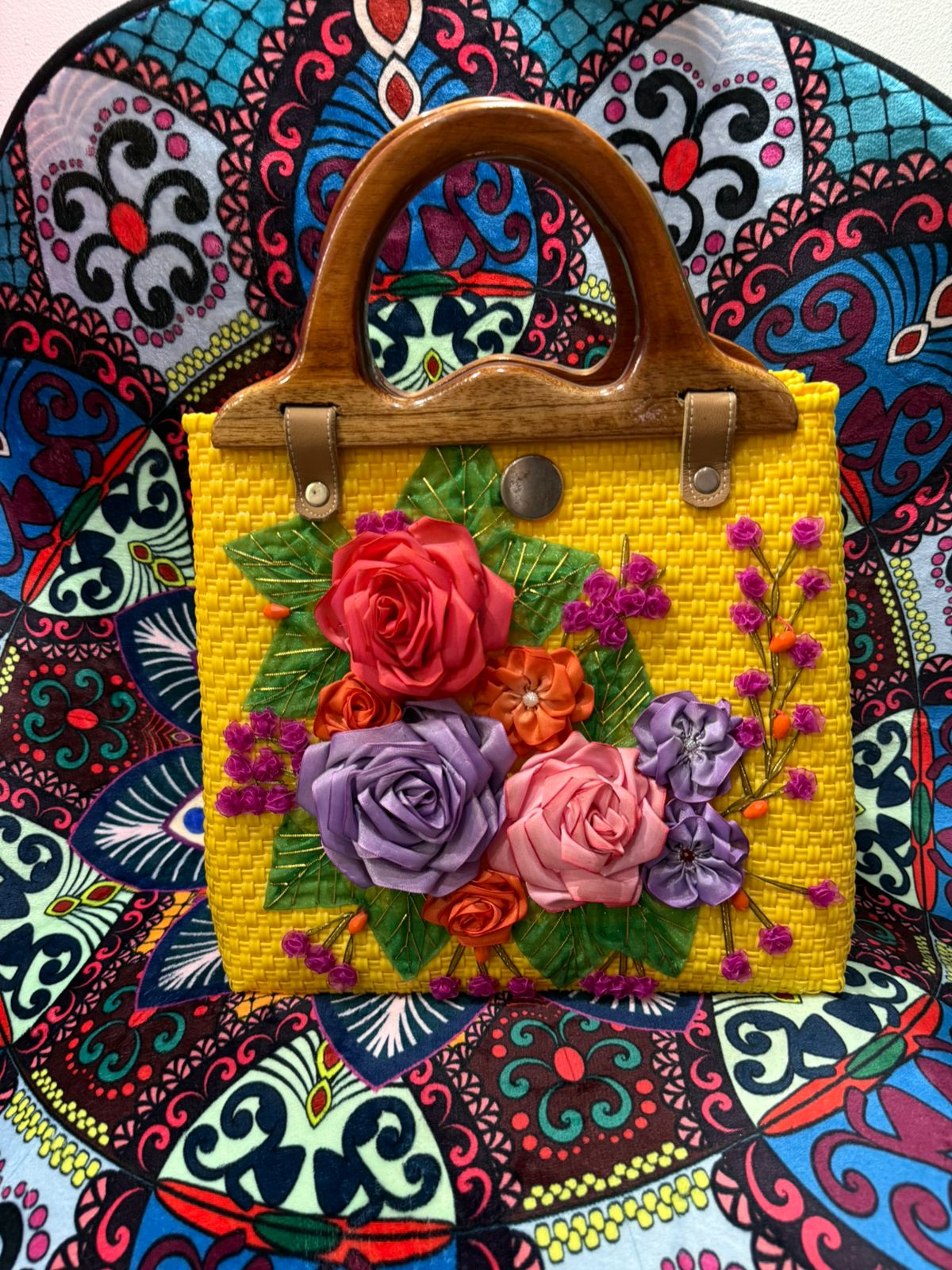 Bolso artesanal con flores