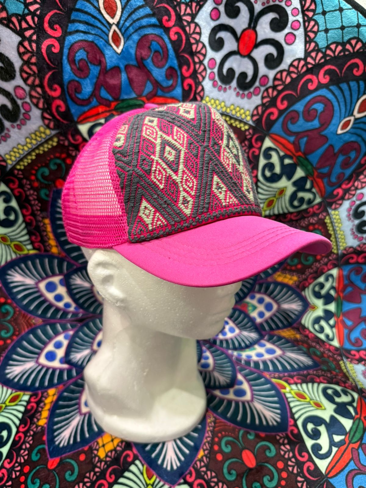 Gorra con bordado artesanal chiapaneco