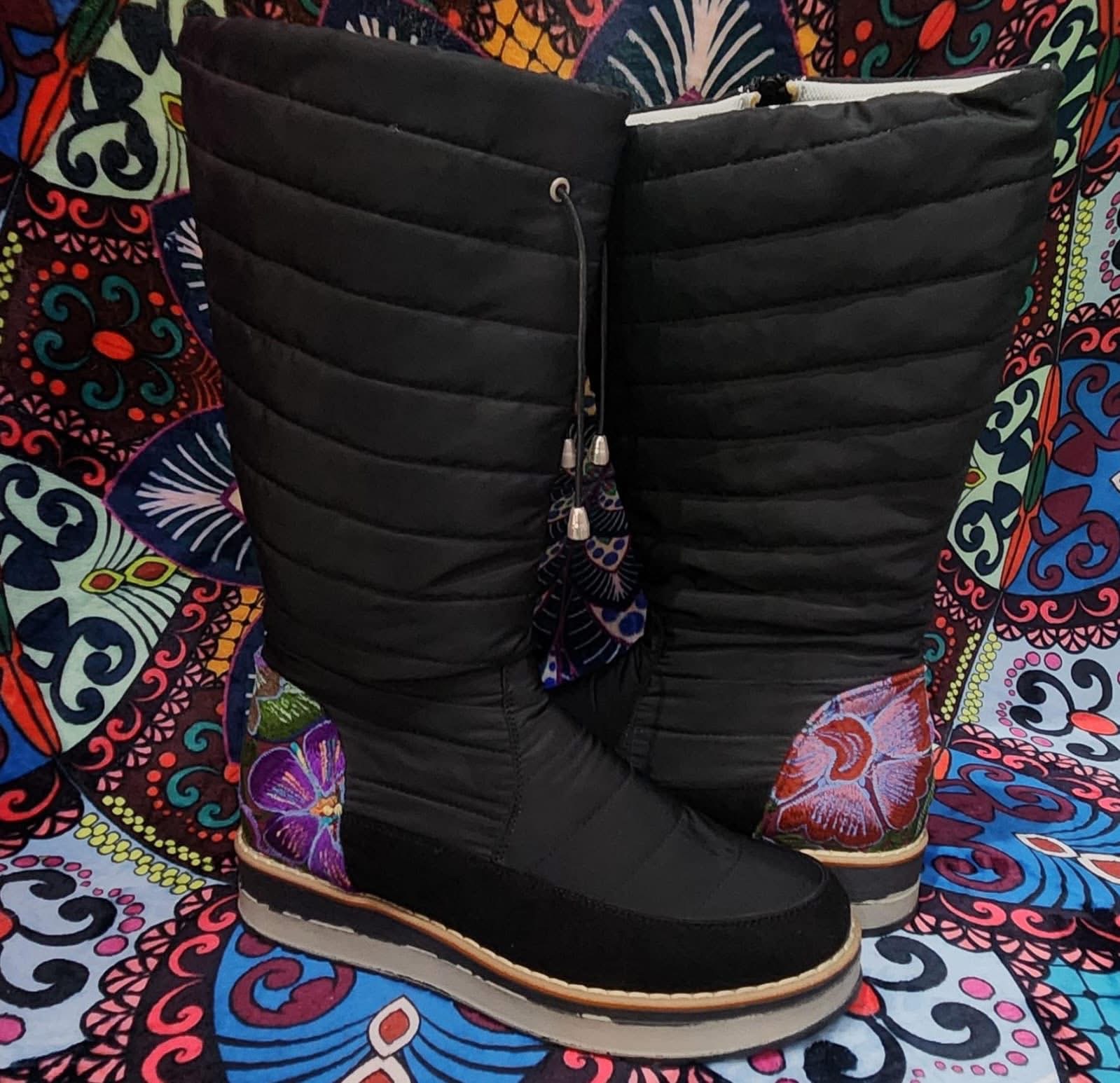 Botas acolchadas con bordado