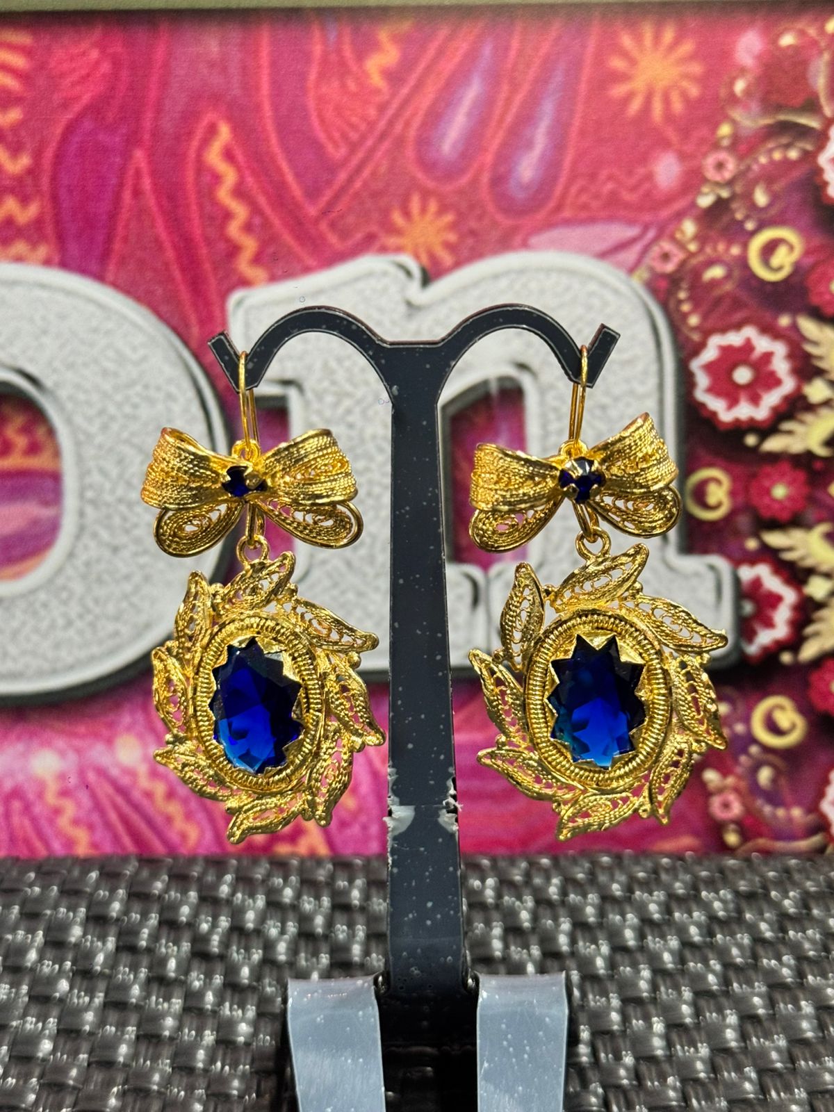 Pendientes dorados en filigrana con piedra azul