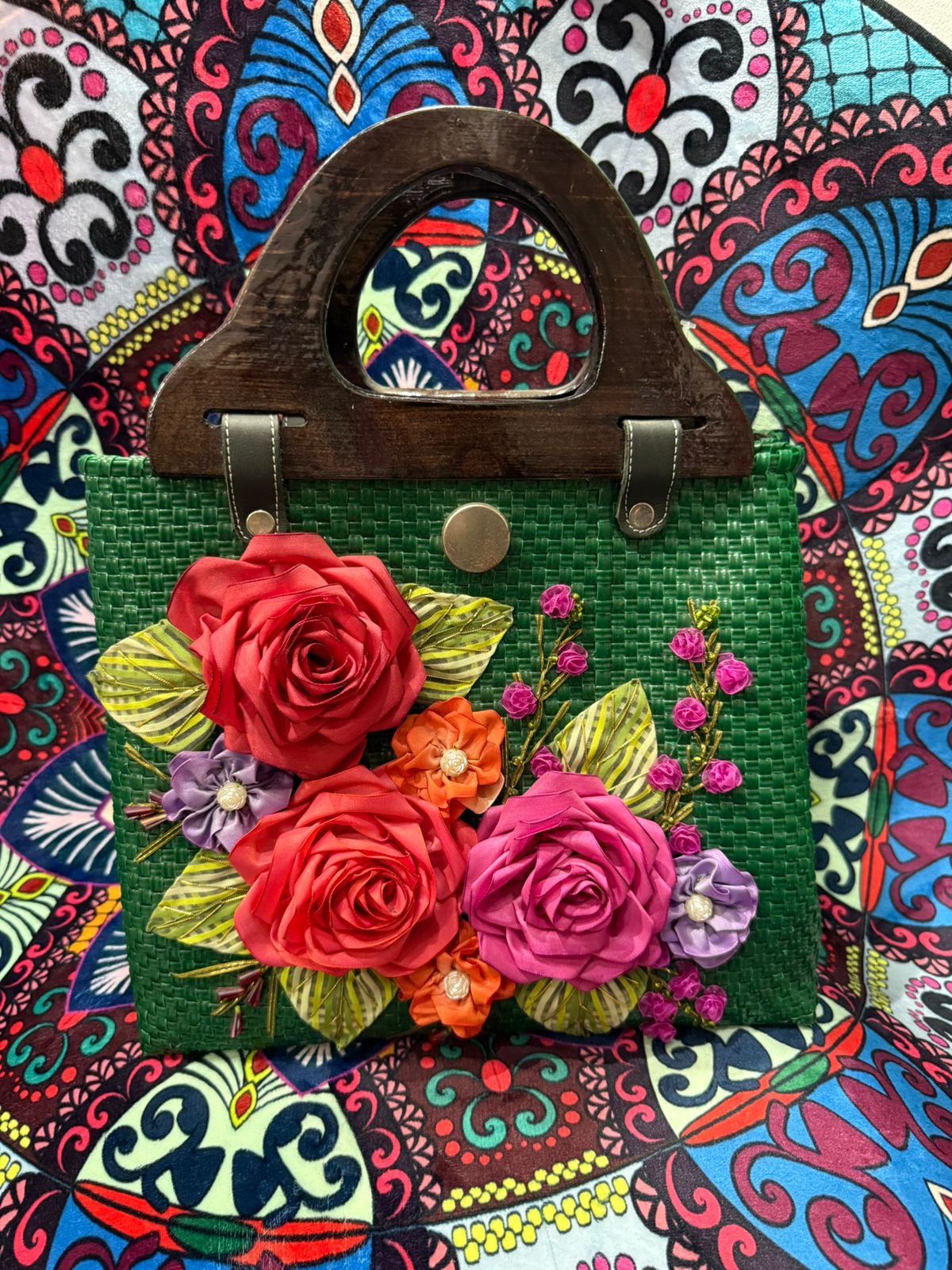 Bolso artesanal con flores