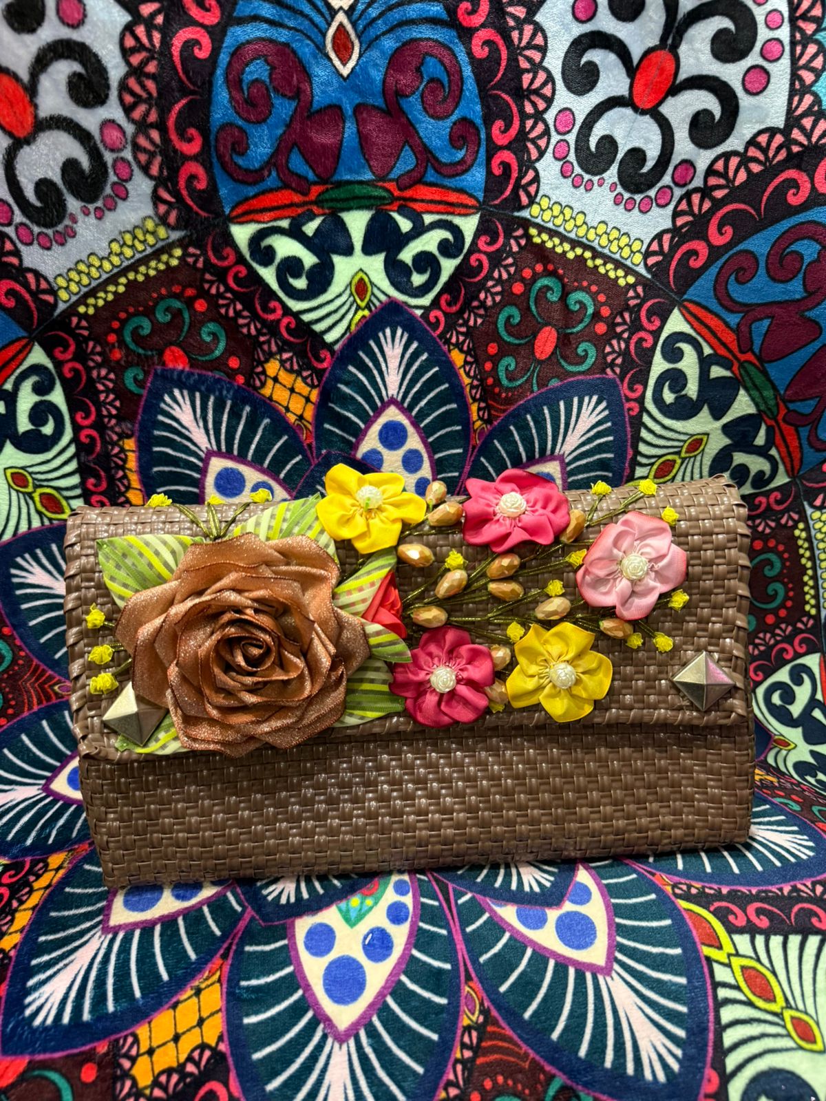 Bolso de mano artesanal con flores
