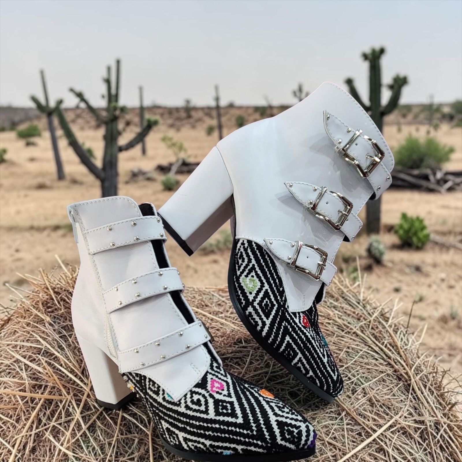 Botines Blancos Bordado San Antonino