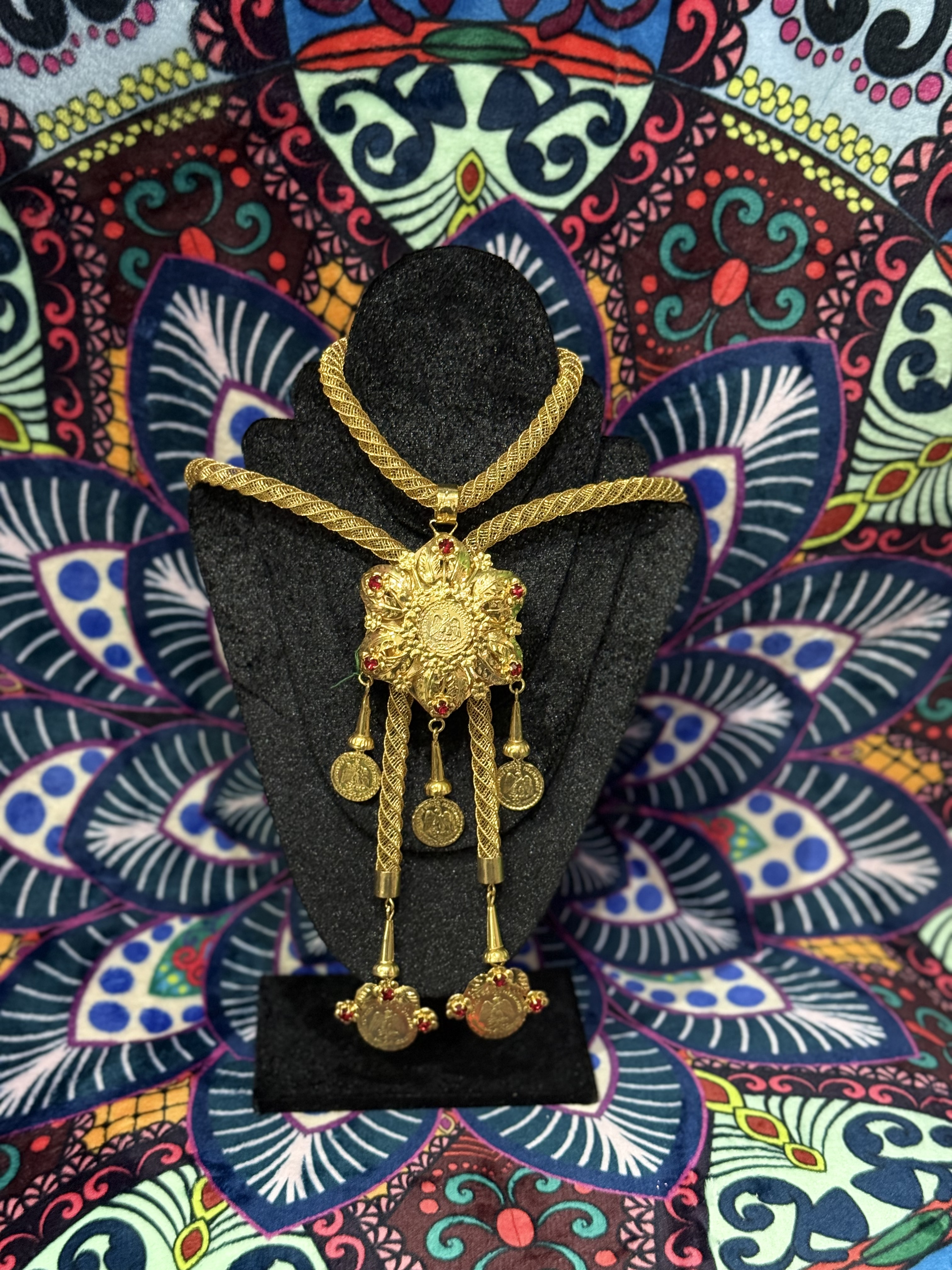 Collar dorado tradicional en Filigrana