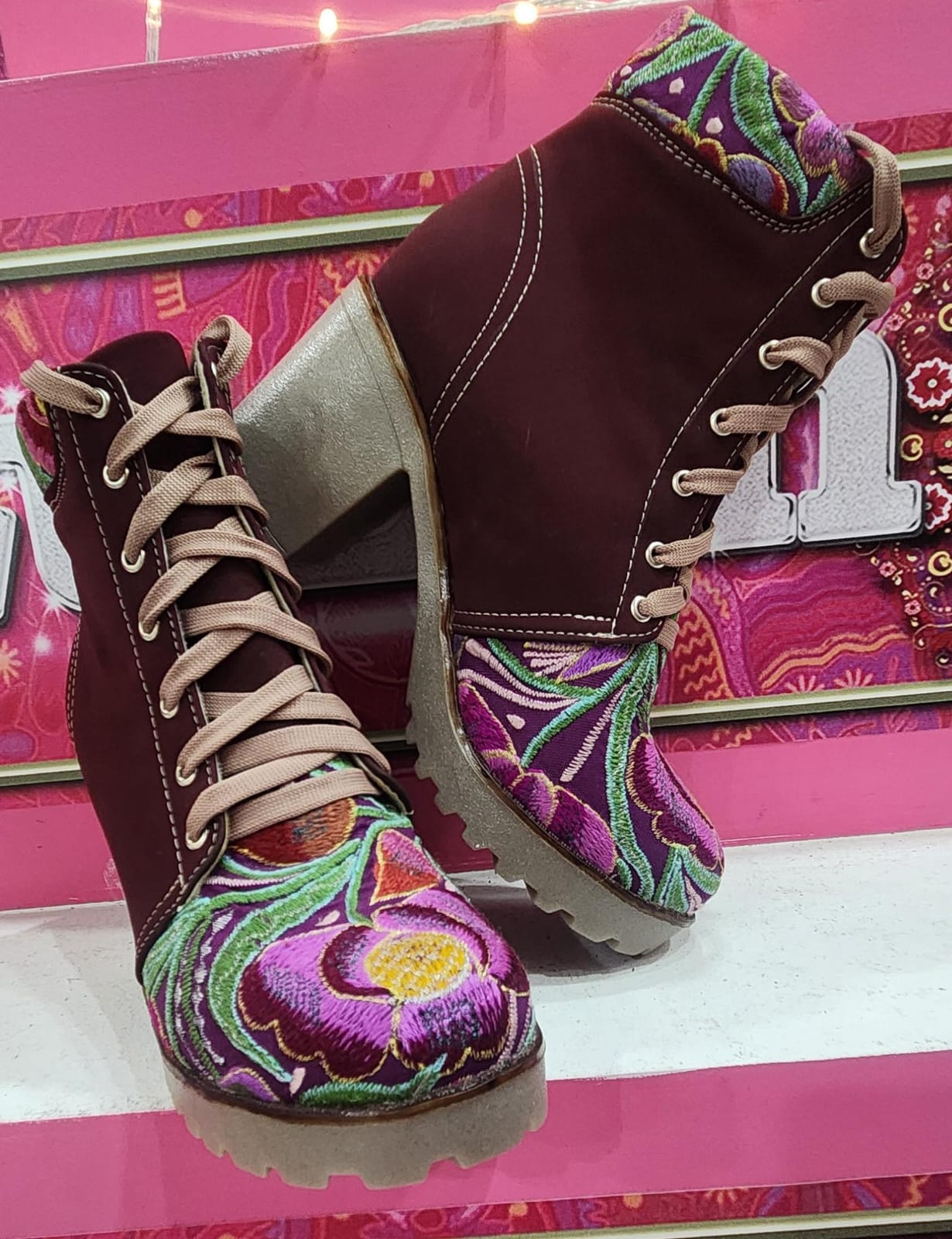 Rudi Botines de tacón bordados Vino