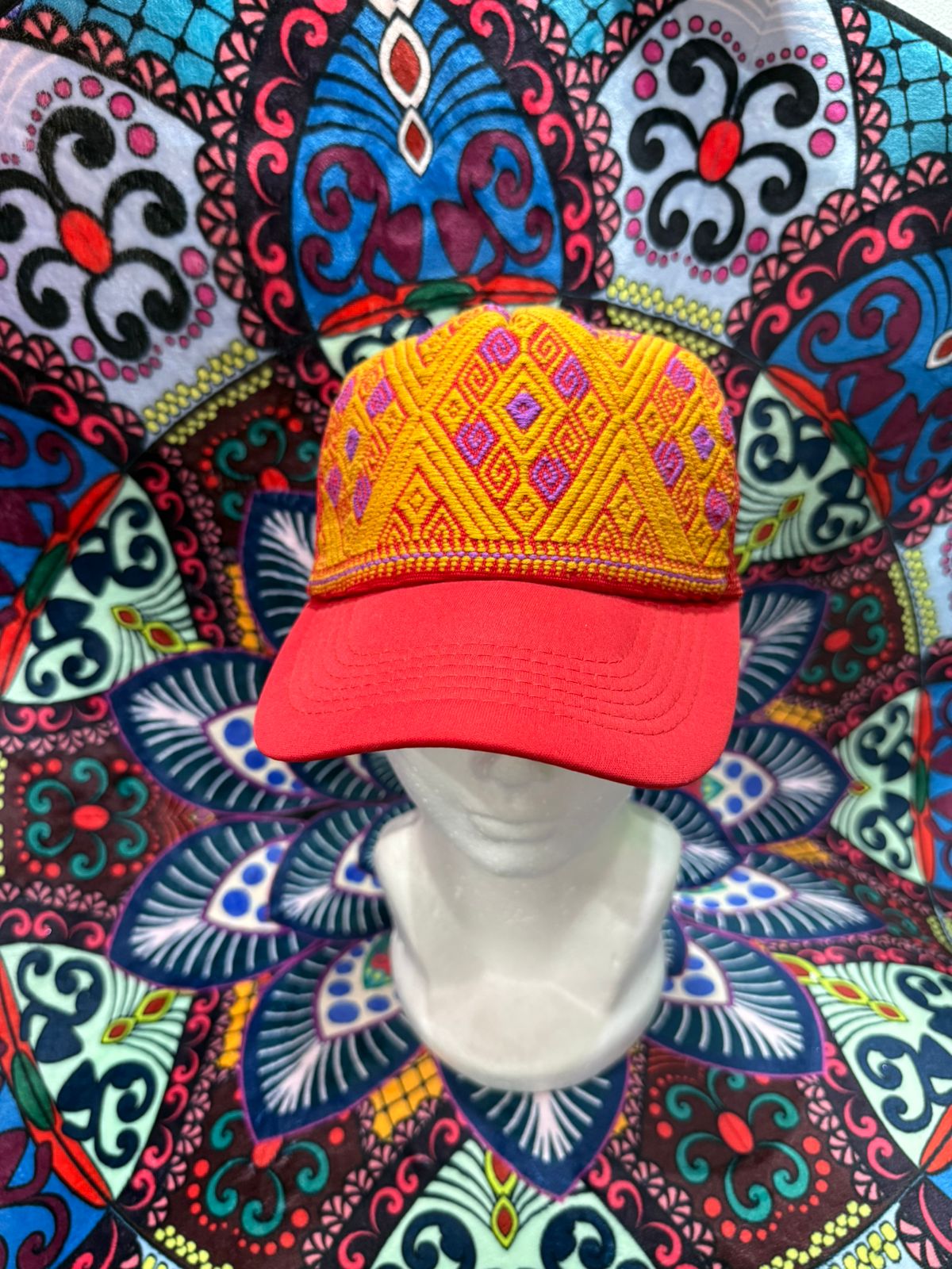 Gorra con bordado artesanal chiapaneco