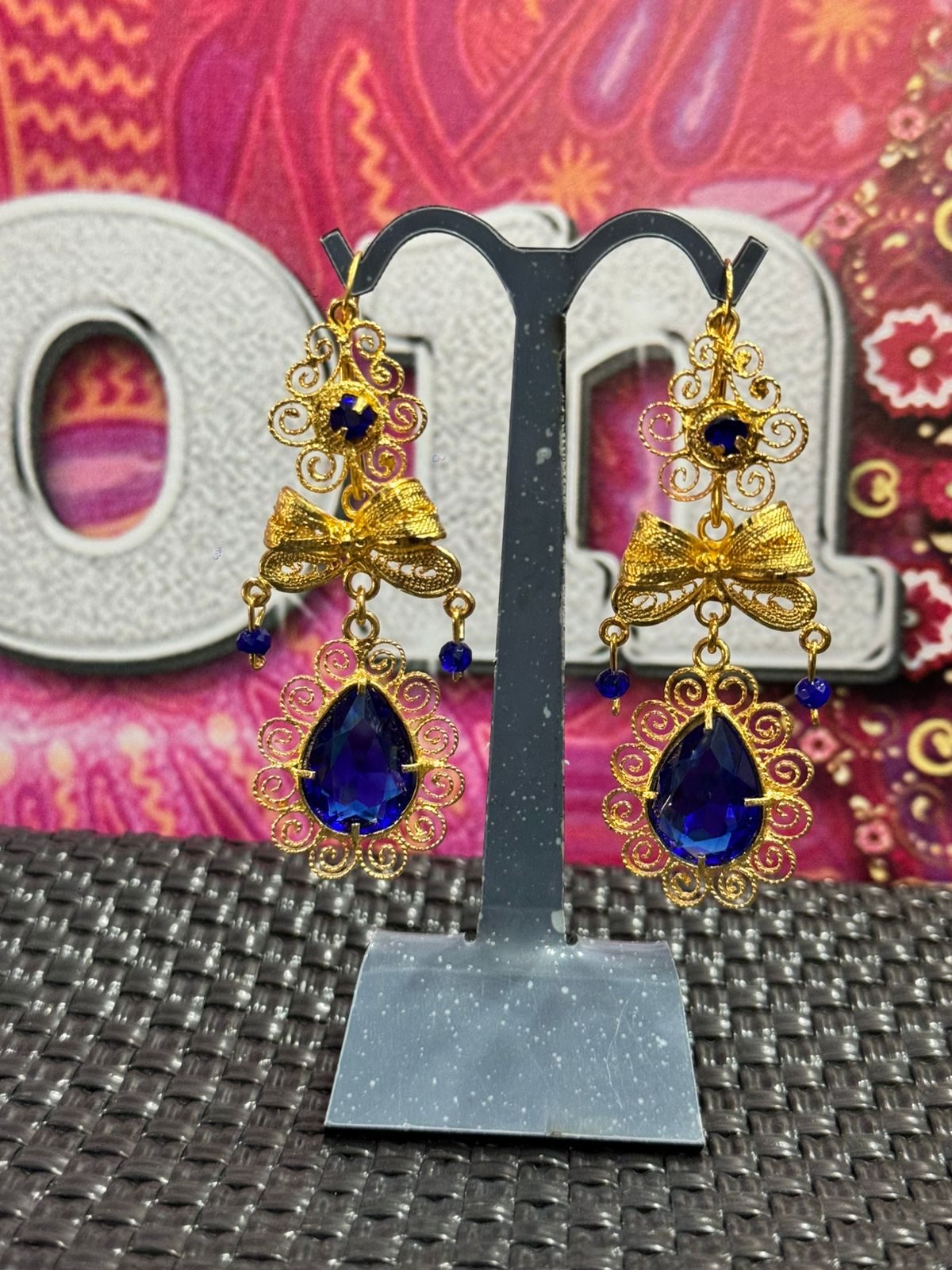 Pendientes dorados en filigrana con piedras azules