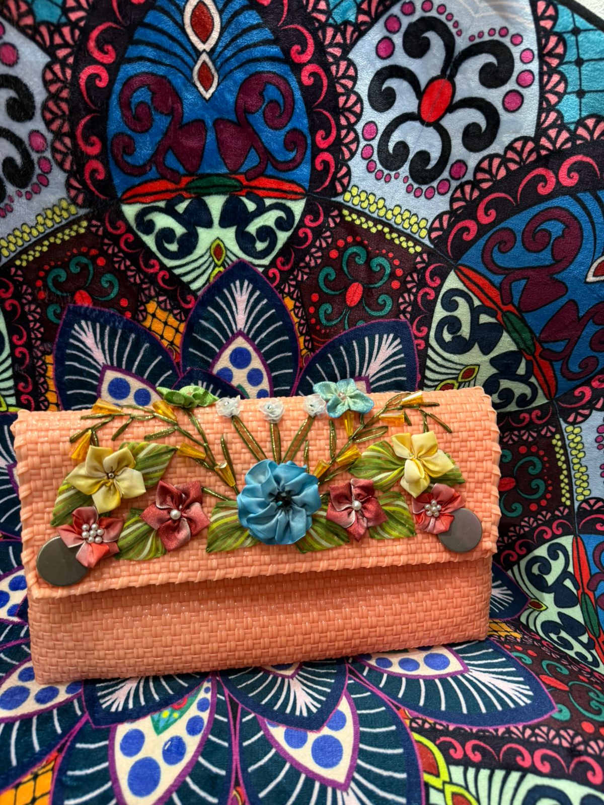 Bolso de mano artesanal con flores