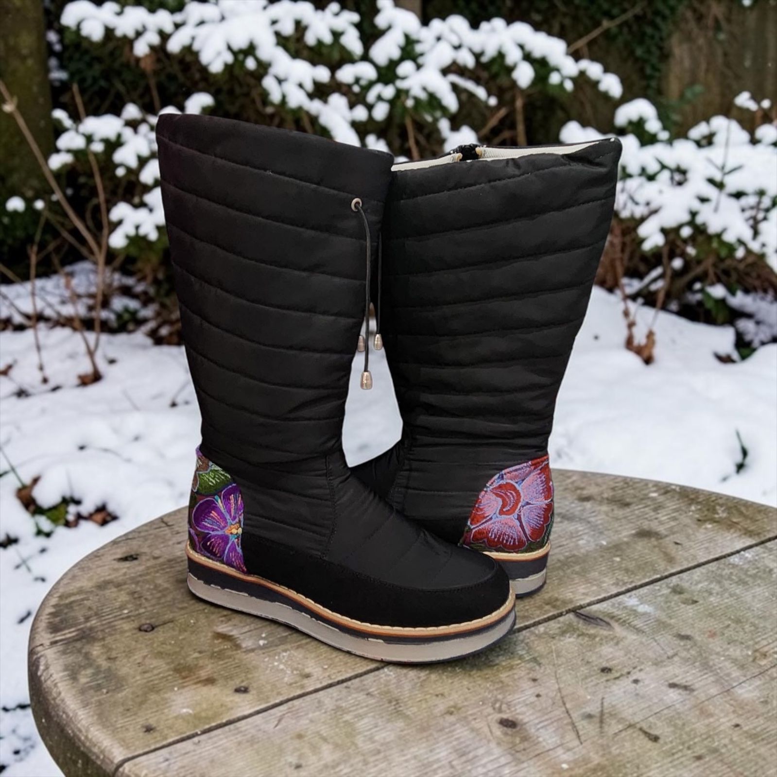 Botas acolchadas con bordado