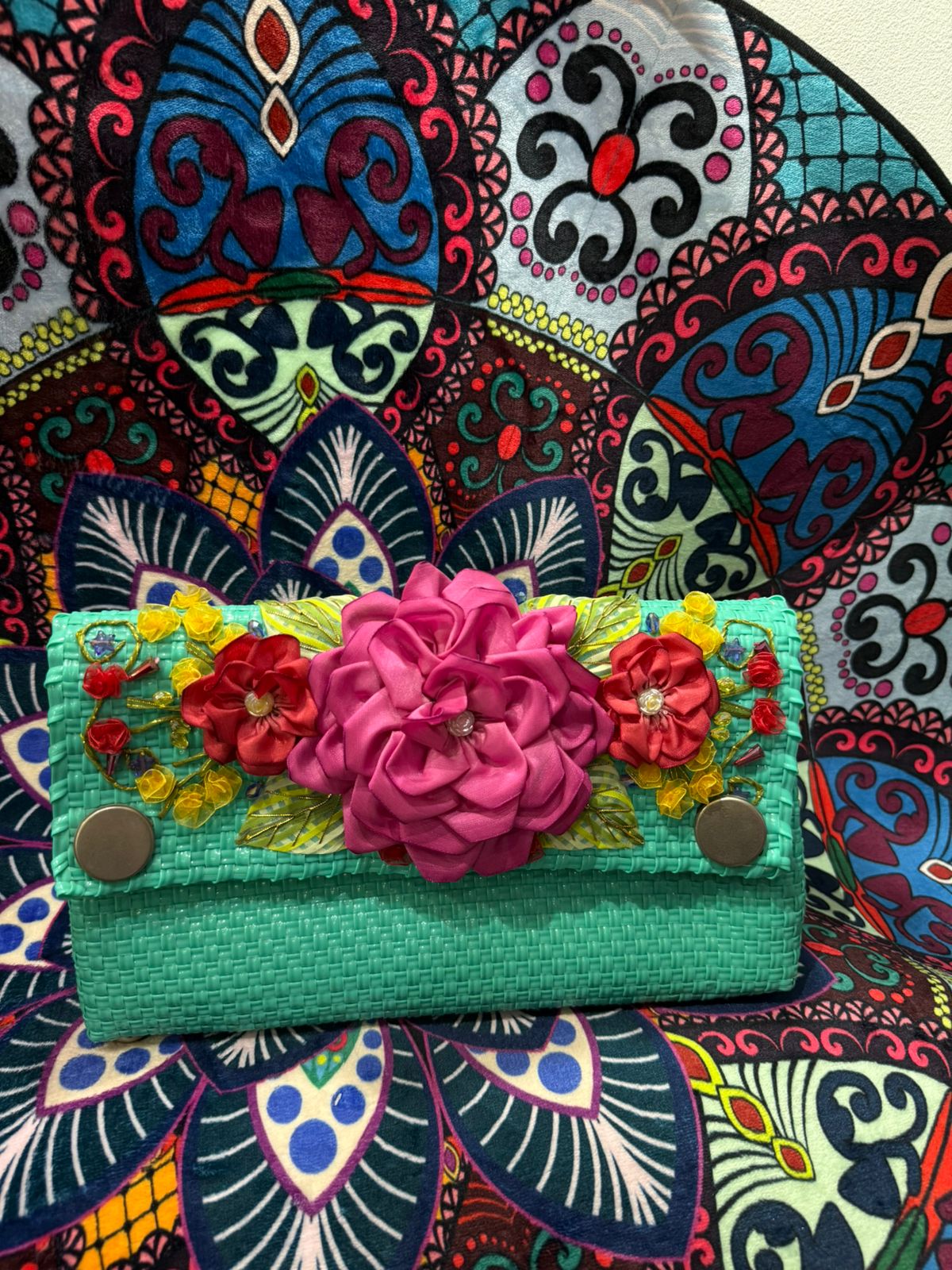 Bolso de mano artesanal con flores