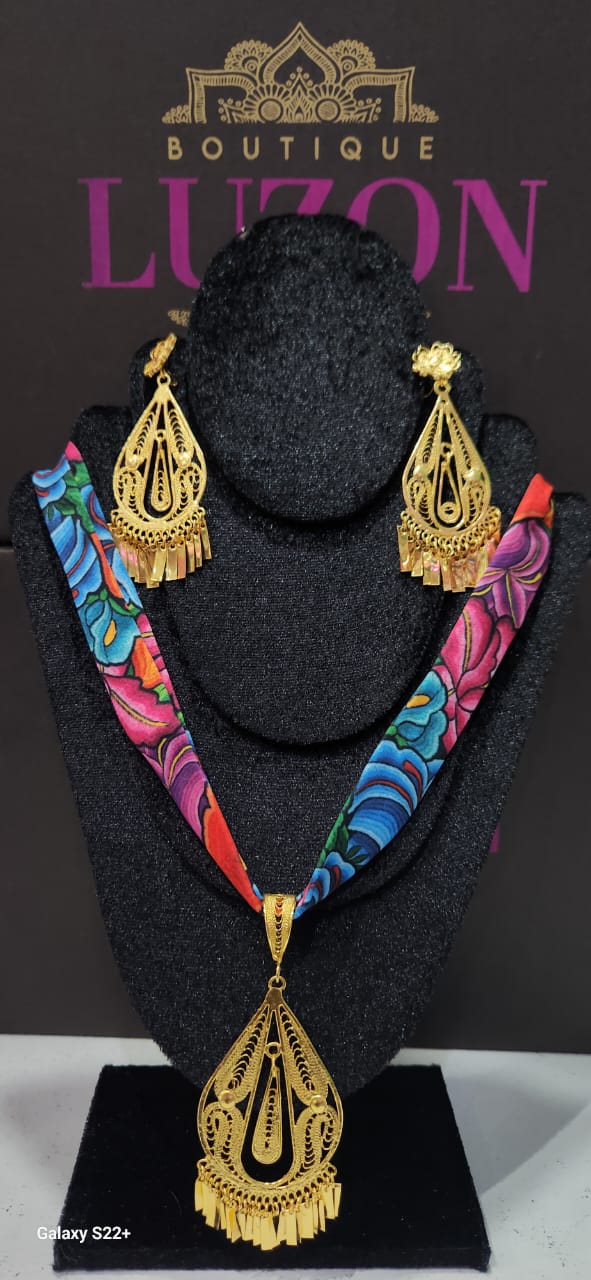 Conjunto de aretes y dije en Filigrana