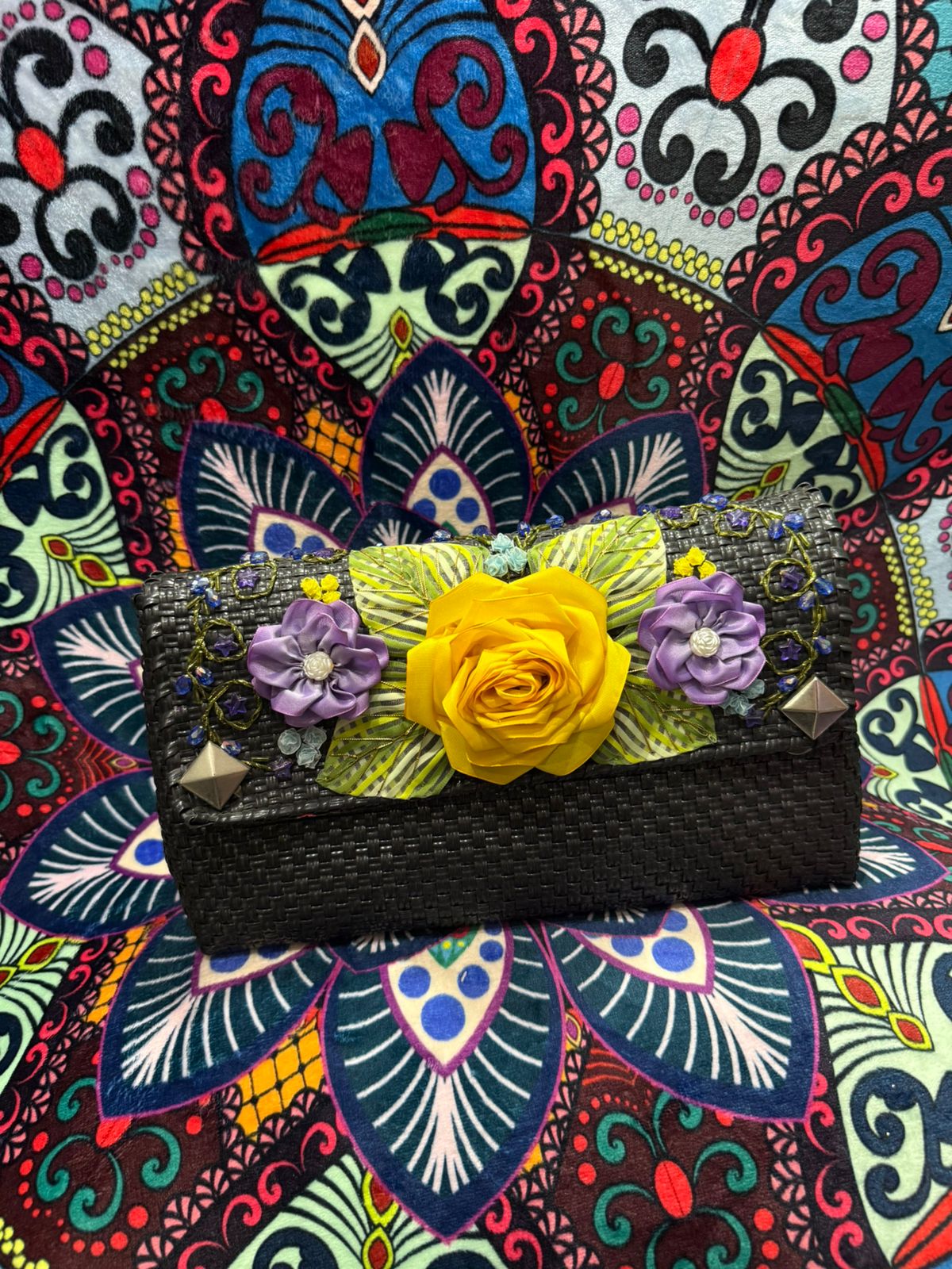 Bolso de mano artesanal con flores