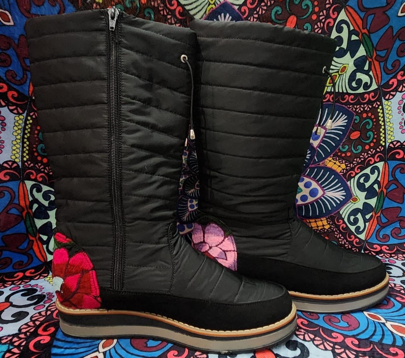 Botas acolchadas con bordado