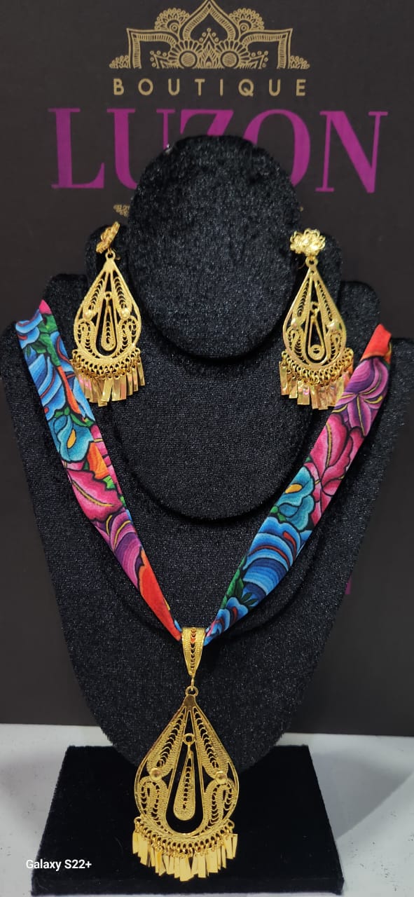 Conjunto de aretes y dije en Filigrana