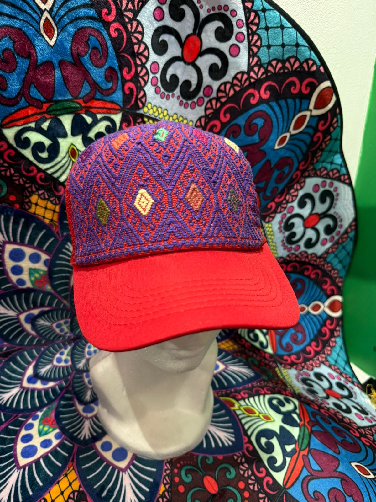 Gorra con bordado artesanal chiapaneco