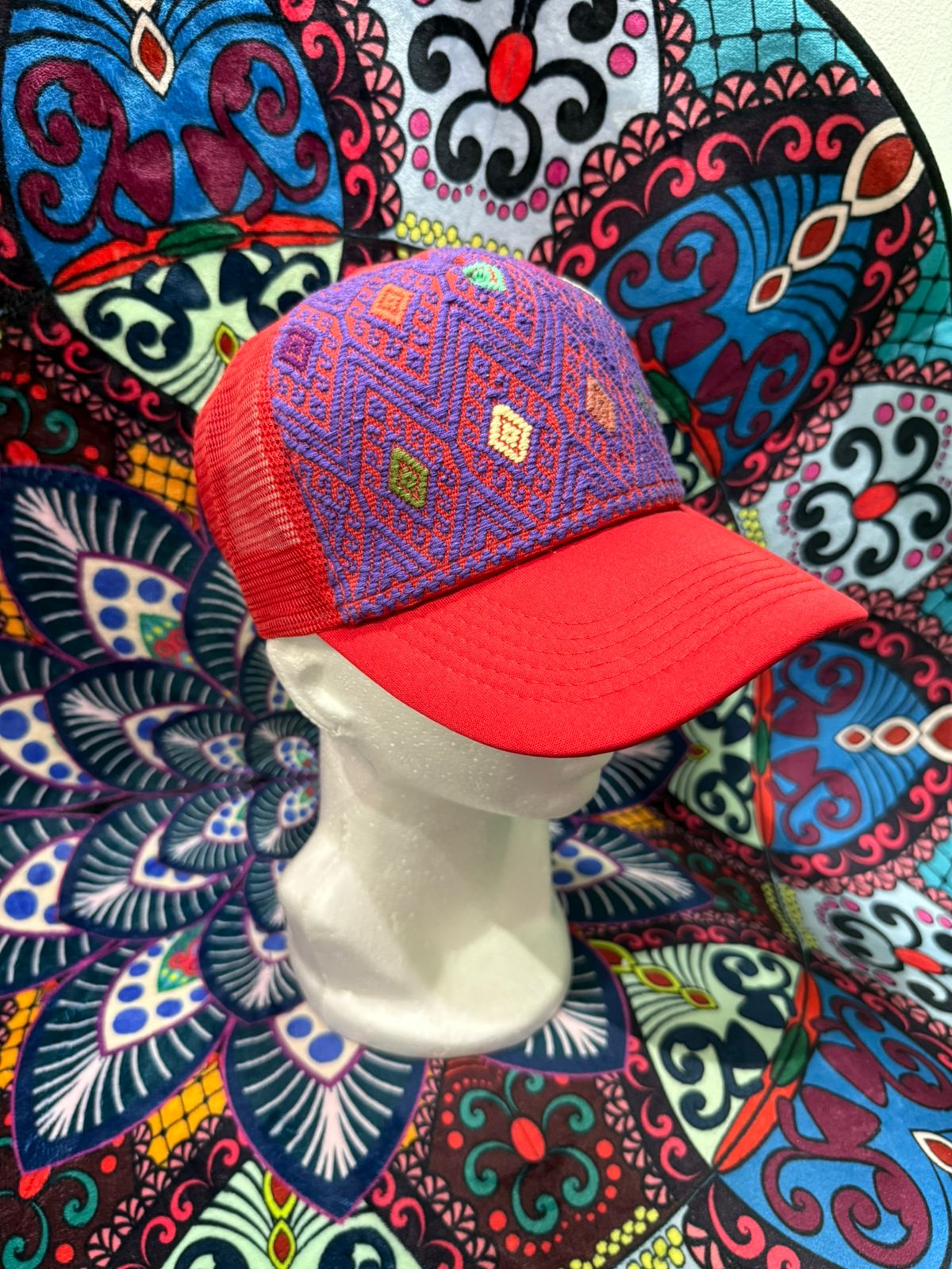 Gorra con bordado artesanal chiapaneco