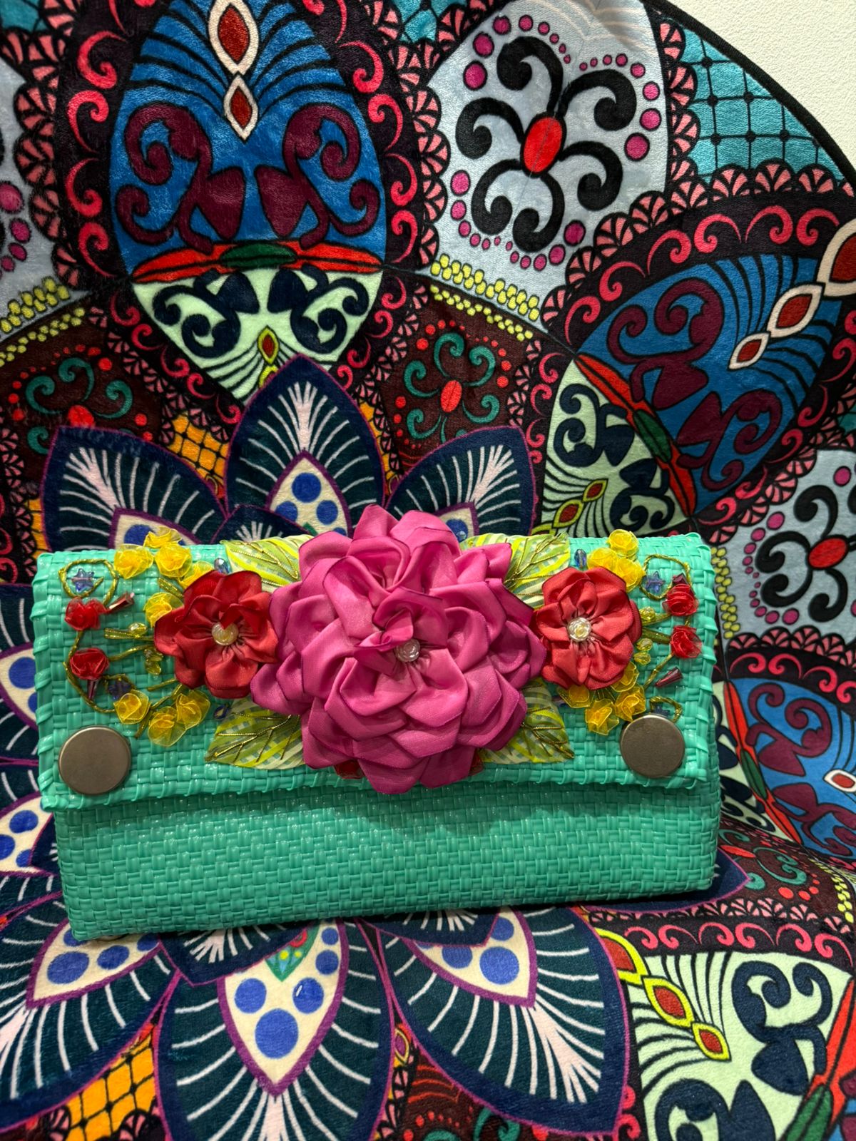 Bolso de mano artesanal con flores