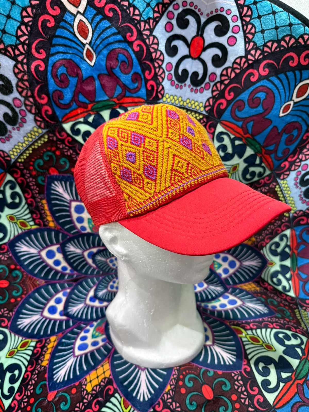 Gorra con bordado artesanal chiapaneco