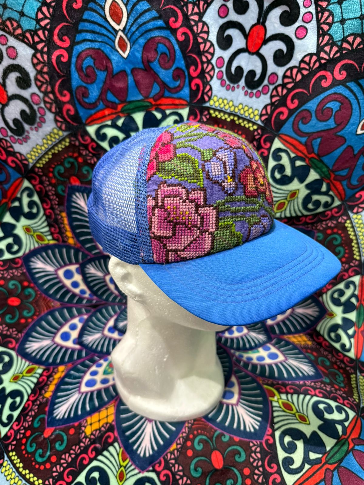 Gorra con bordado artesanal chiapaneco