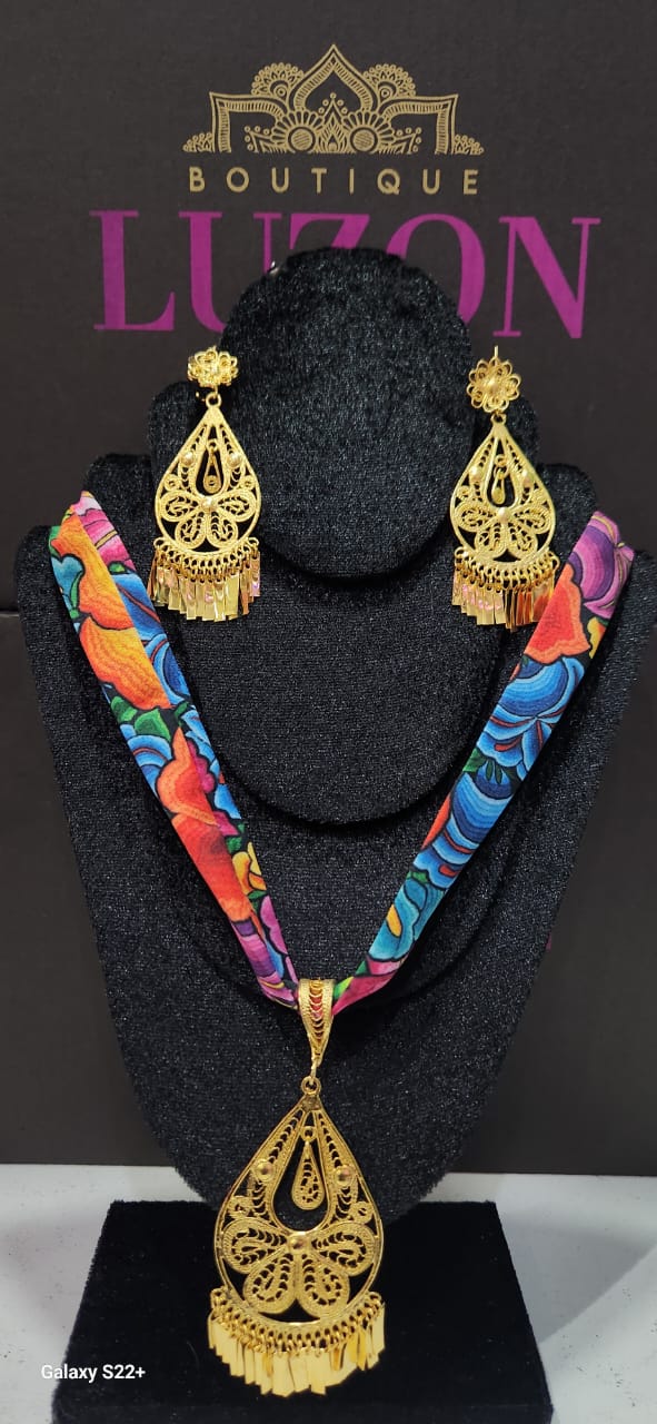 Conjunto de aretes y dije en Filigrana