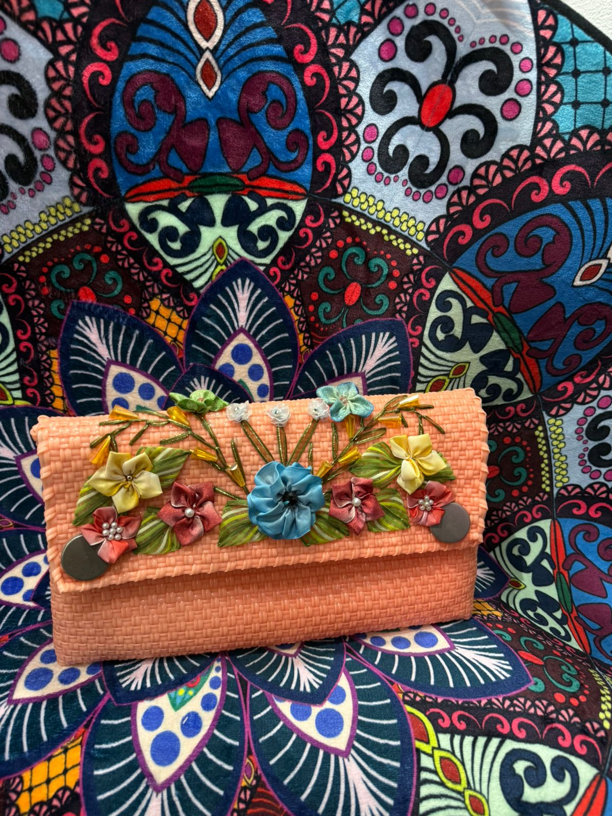 Bolso de mano artesanal con flores