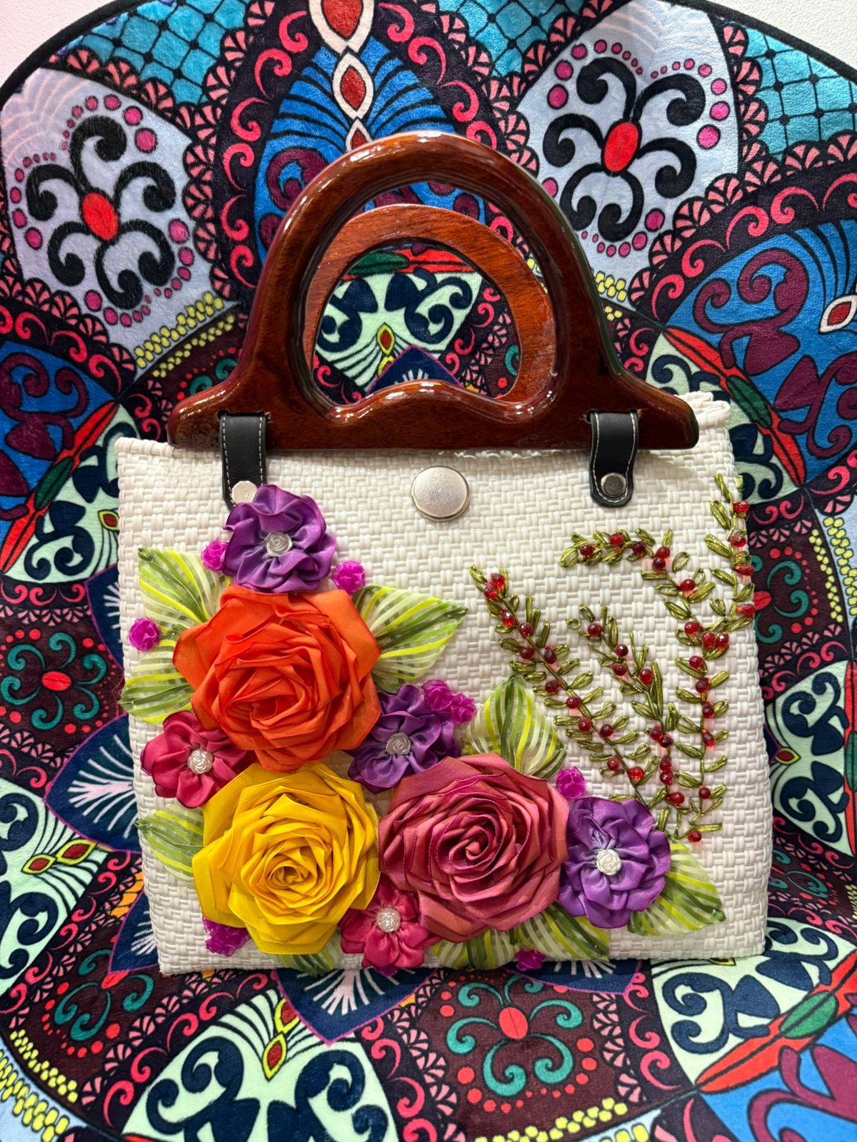 Bolso artesanal con flores